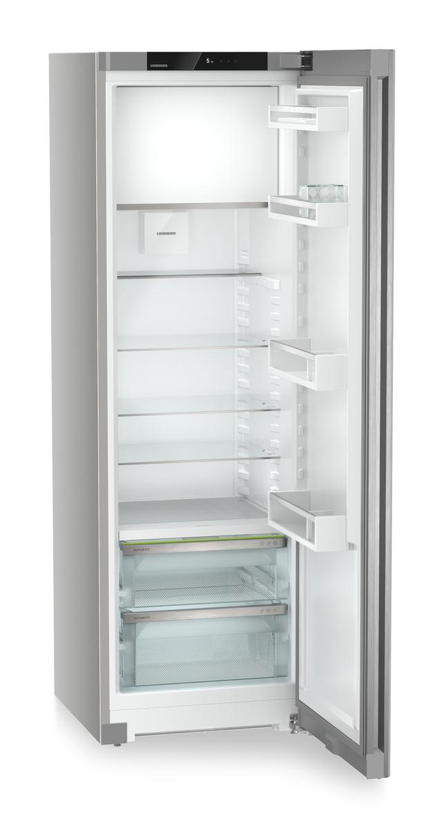 Offener, leerer Kühlschrank aus Edelstahl mit Glasböden und einem Licht im Inneren.