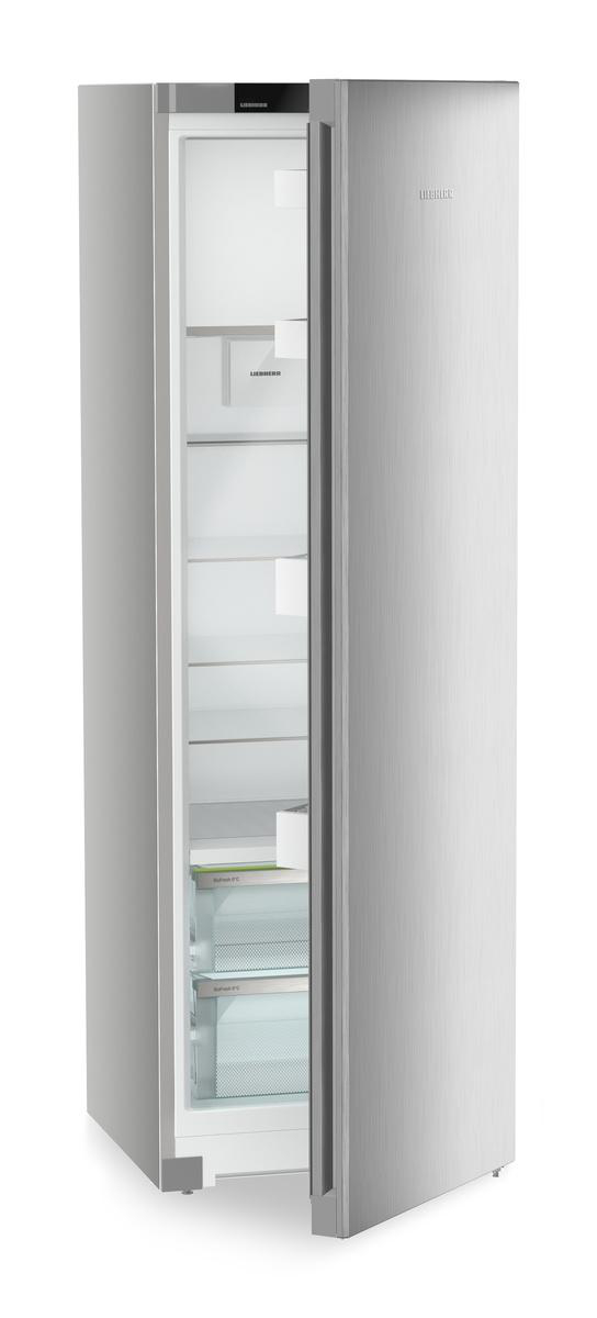 Silberner Kühlschrank mit leicht geöffneter Tür. Innere Regale und Inhalt sind sichtbar.
