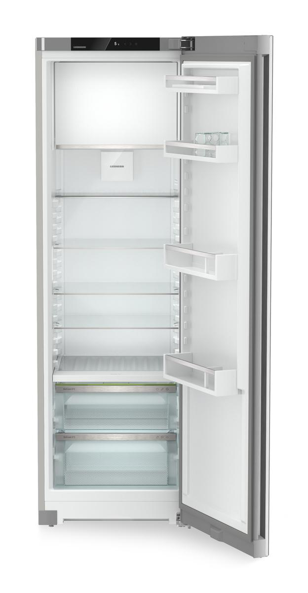 Geöffneter Kühlschrank mit Regalen und Fächern.