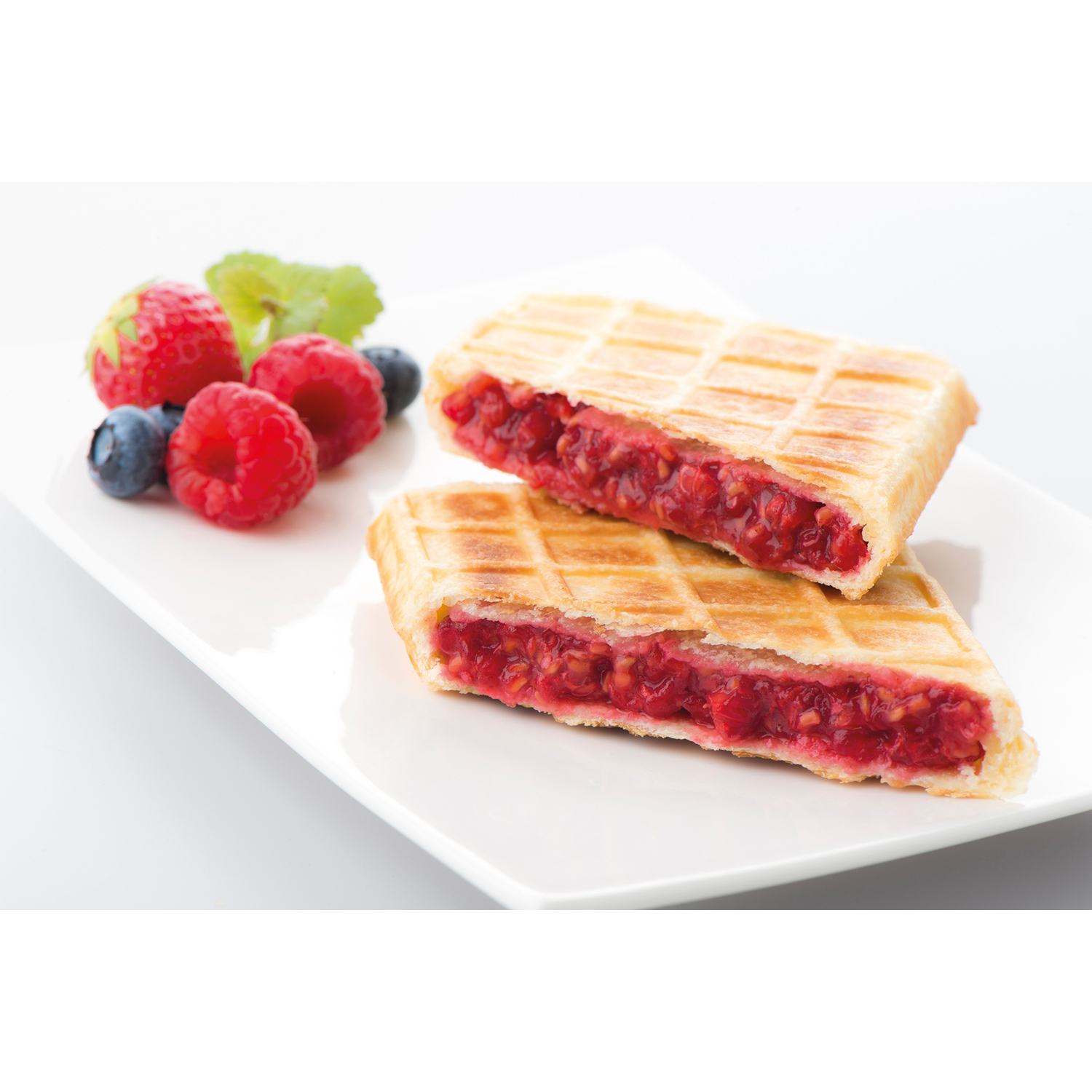 Deux sandwichs gaufres coupés en deux, garnis d'une garniture rouge, avec des baies.