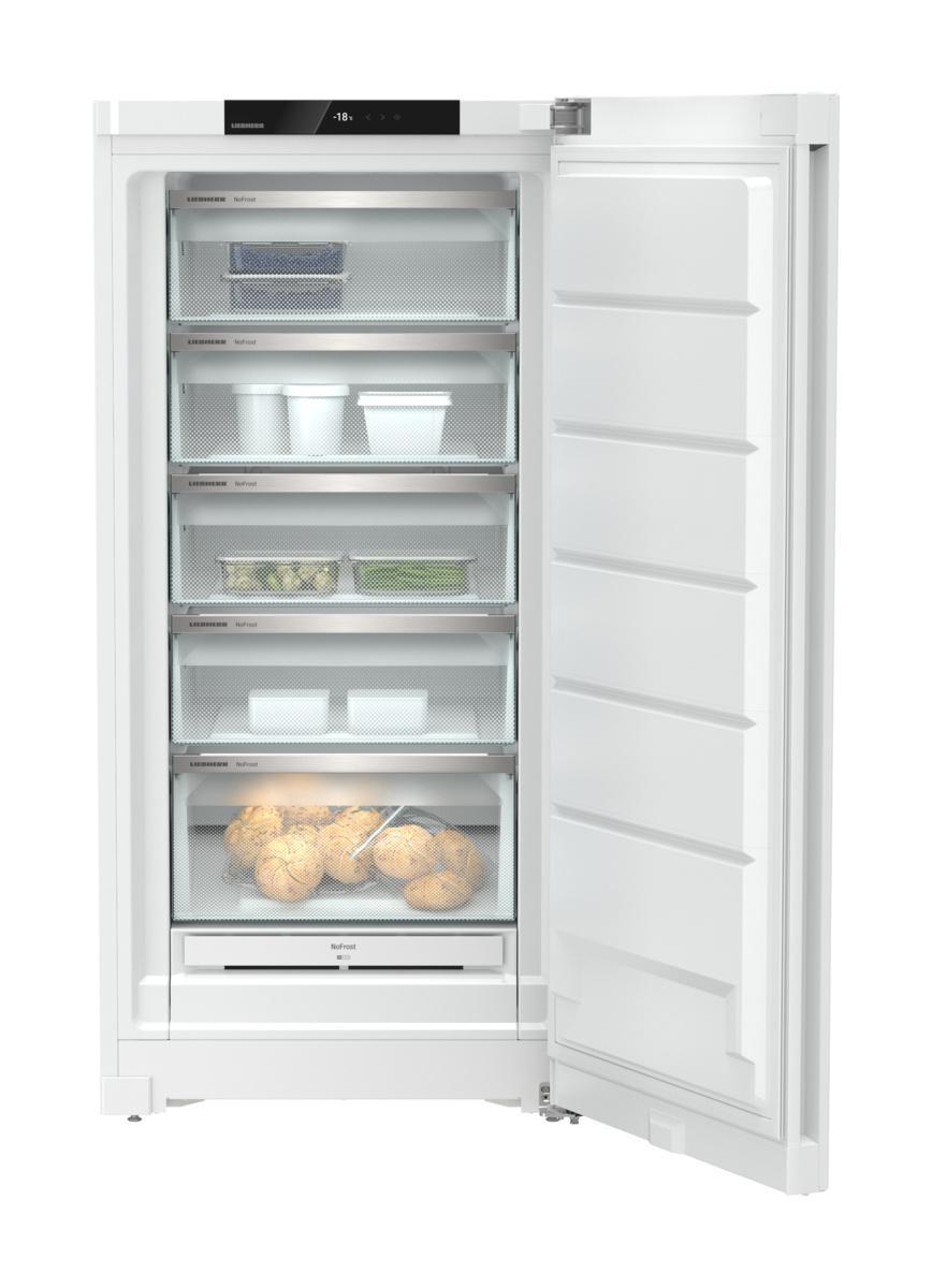 Weißer Kühlschrank mit offener Tür, zeigt Regale mit Lebensmitteln im Inneren.