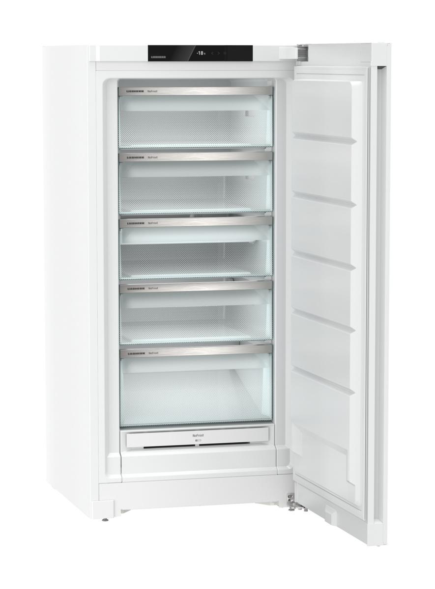 Weißer Kühlschrank mit offener Tür, die Regale freigibt.