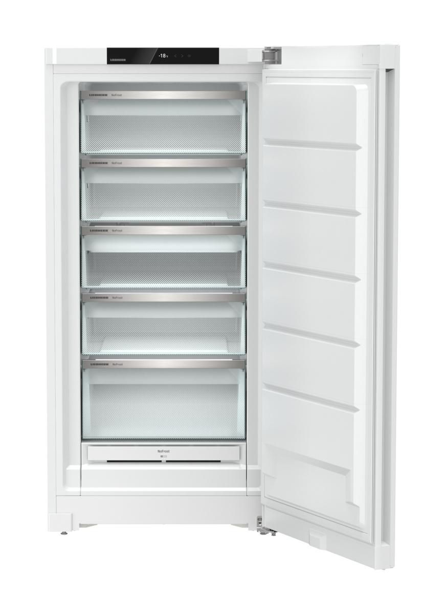 Weißer Kühlschrank mit offener Tür. Im Inneren befinden sich Regale. Weißer Hintergrund.