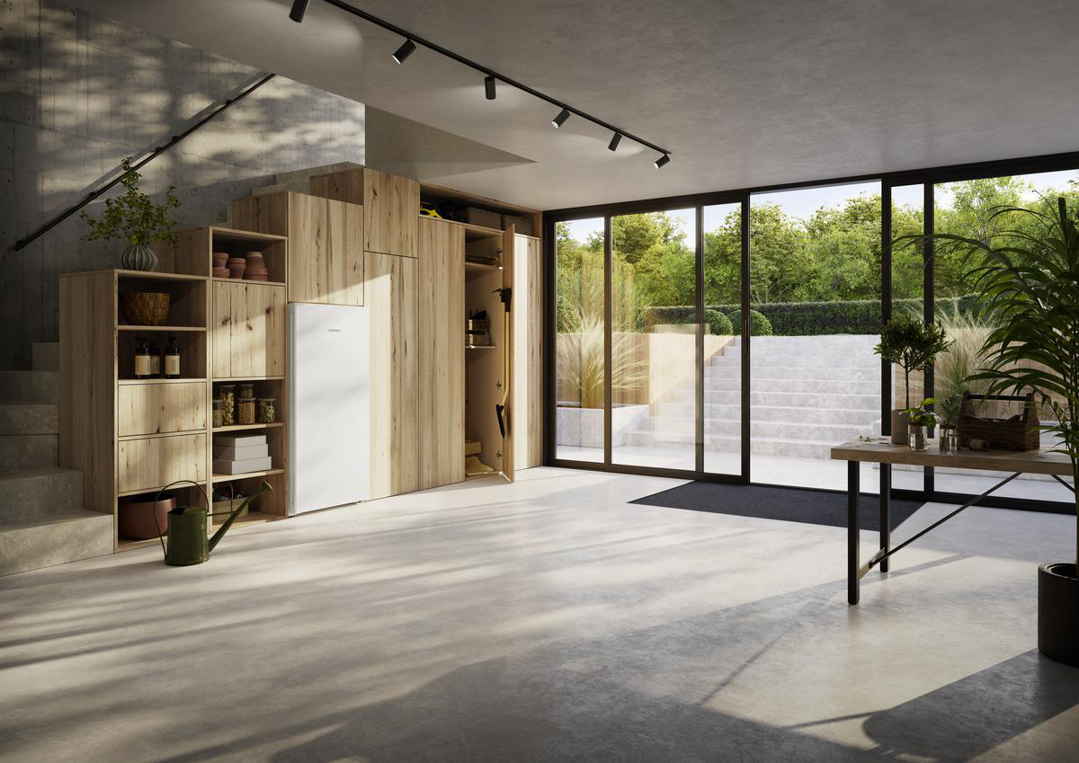 Innenaufnahme eines modernen Raumes mit Treppe, Möbeln und Pflanzen.