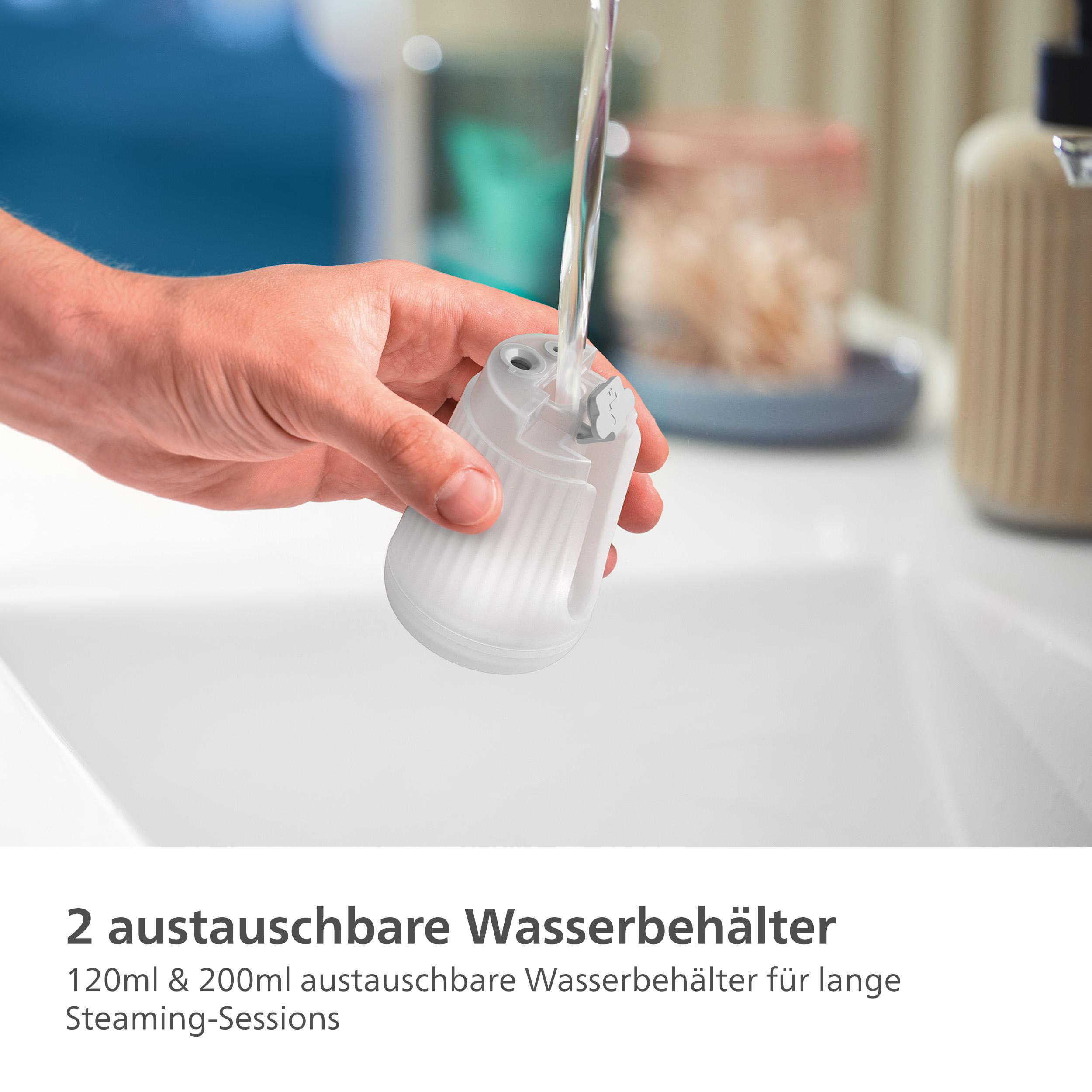 Hand fügt Wasser in ein weißes Gerät ein. Text über Wassertank.