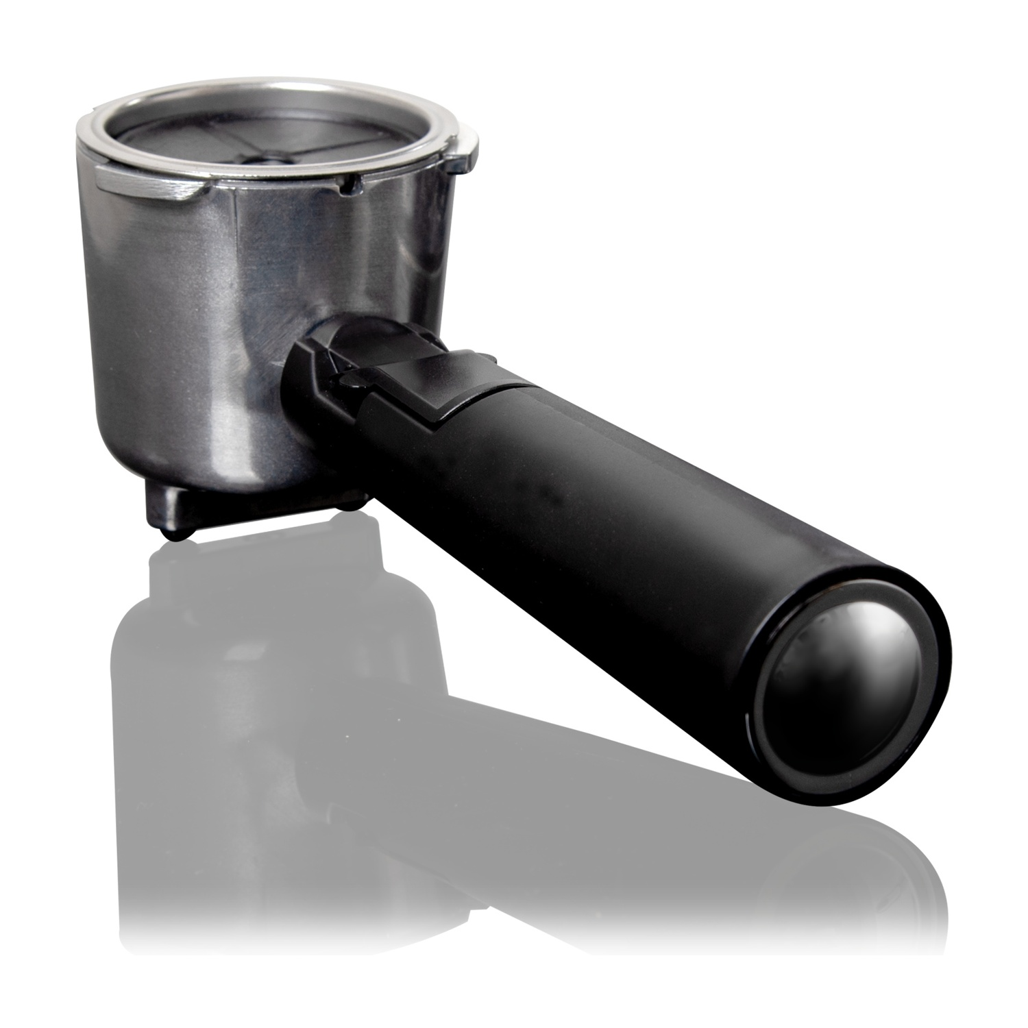 Un portafiltro per macchina da caffè espresso metallico con manico nero, su sfondo bianco.