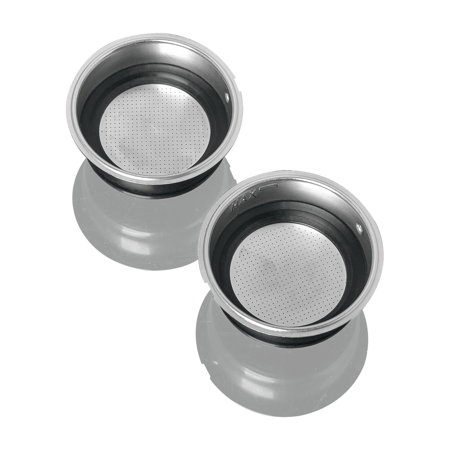 Due filtri metallici per macchina da caffè. Ogni filtro ha un fondo perforato e un anello nero.