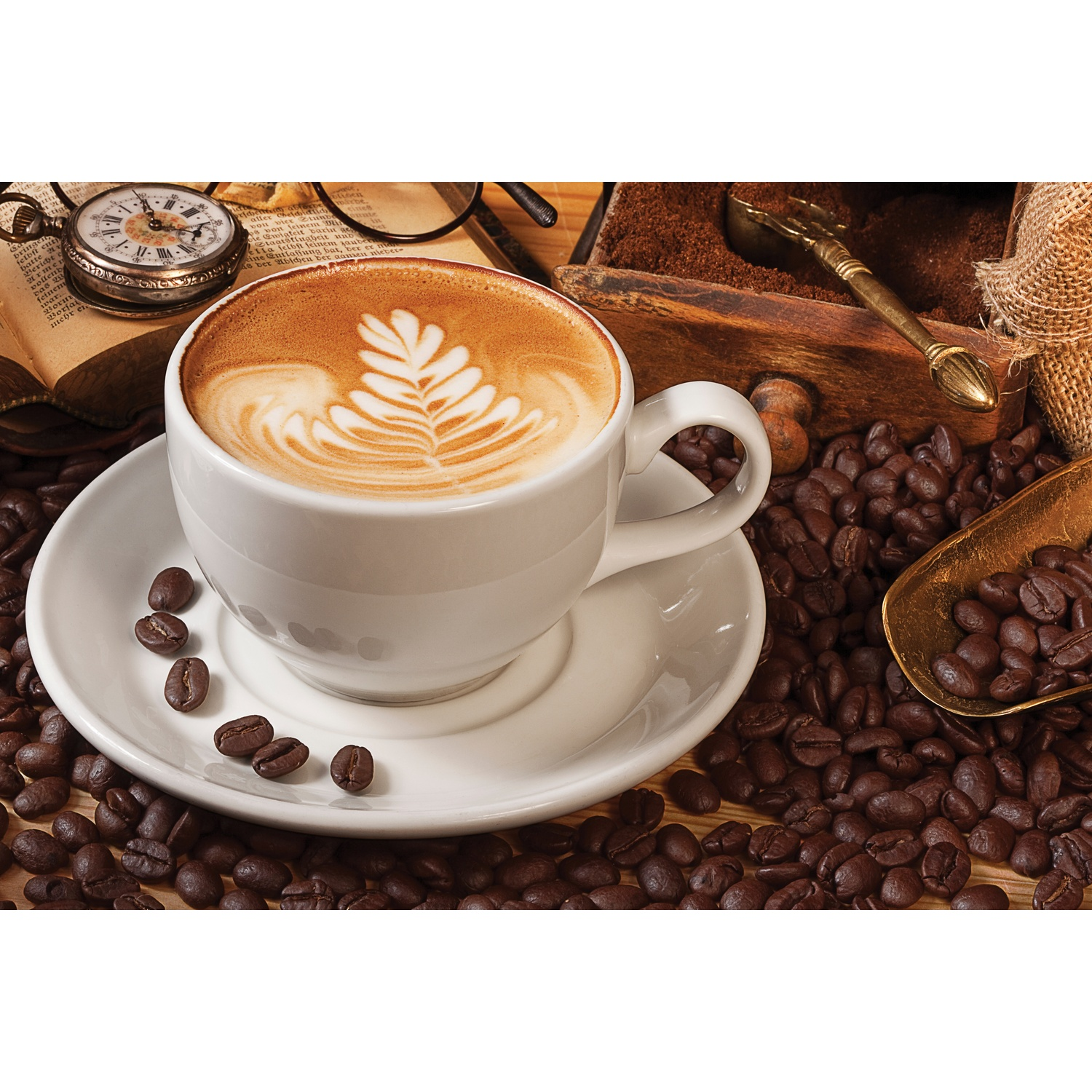 Tazza di caffè con latte art, circondata da chicchi di caffè, orologio da tasca, libro aperto, occhiali e polvere di caffè.