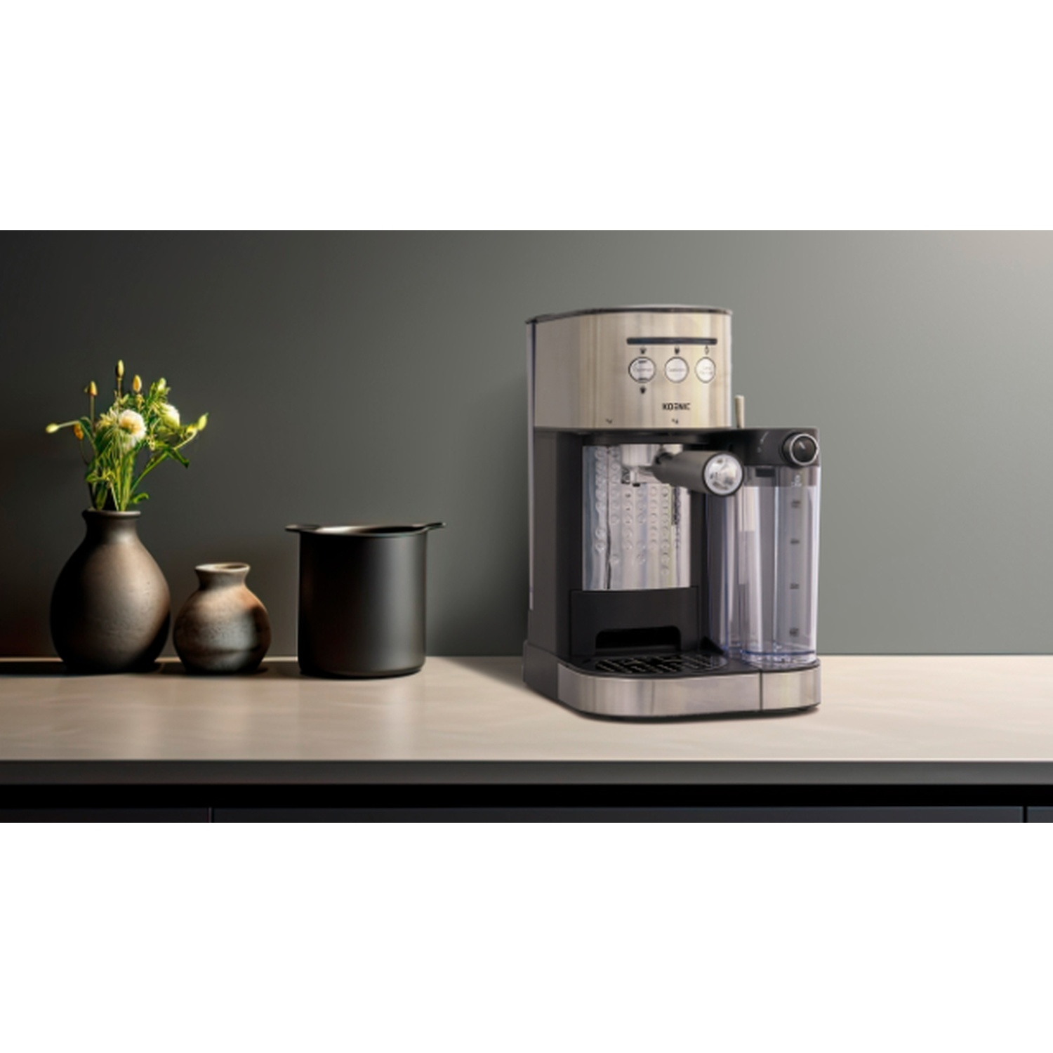 Una macchina per il caffè con base nera, serbatoio dell'acqua e accessori.