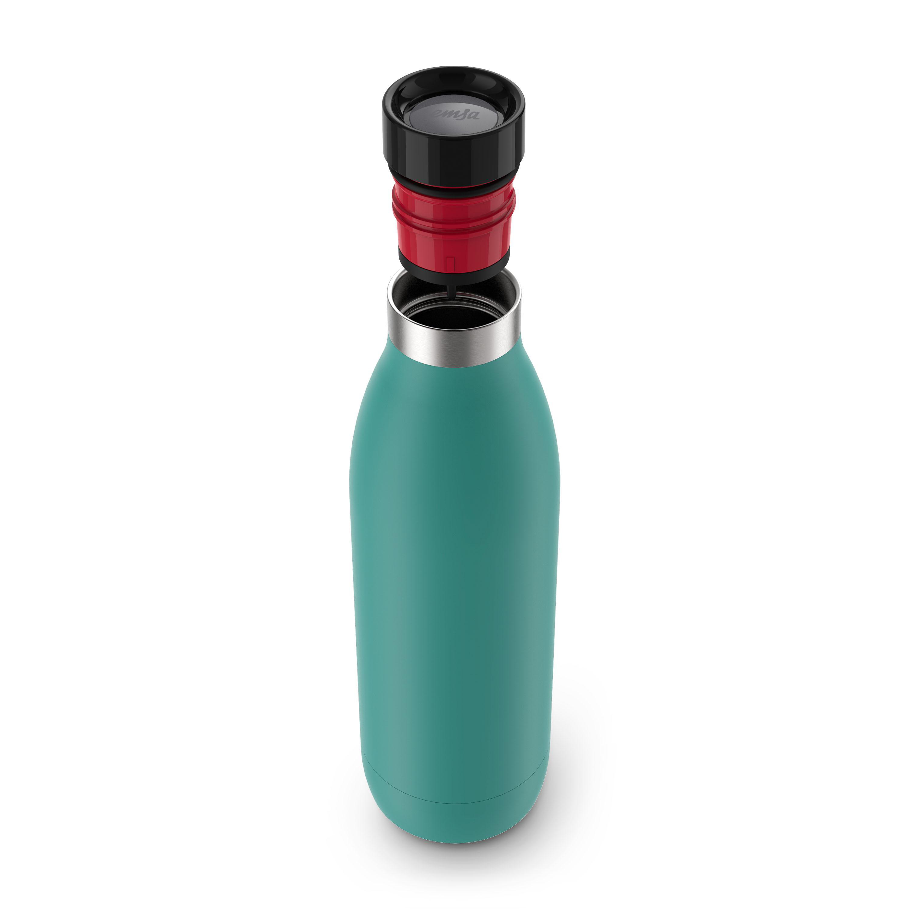 Türkisfarbene isolierte Wasserflasche ohne Deckel, das rote Innere wird sichtbar.