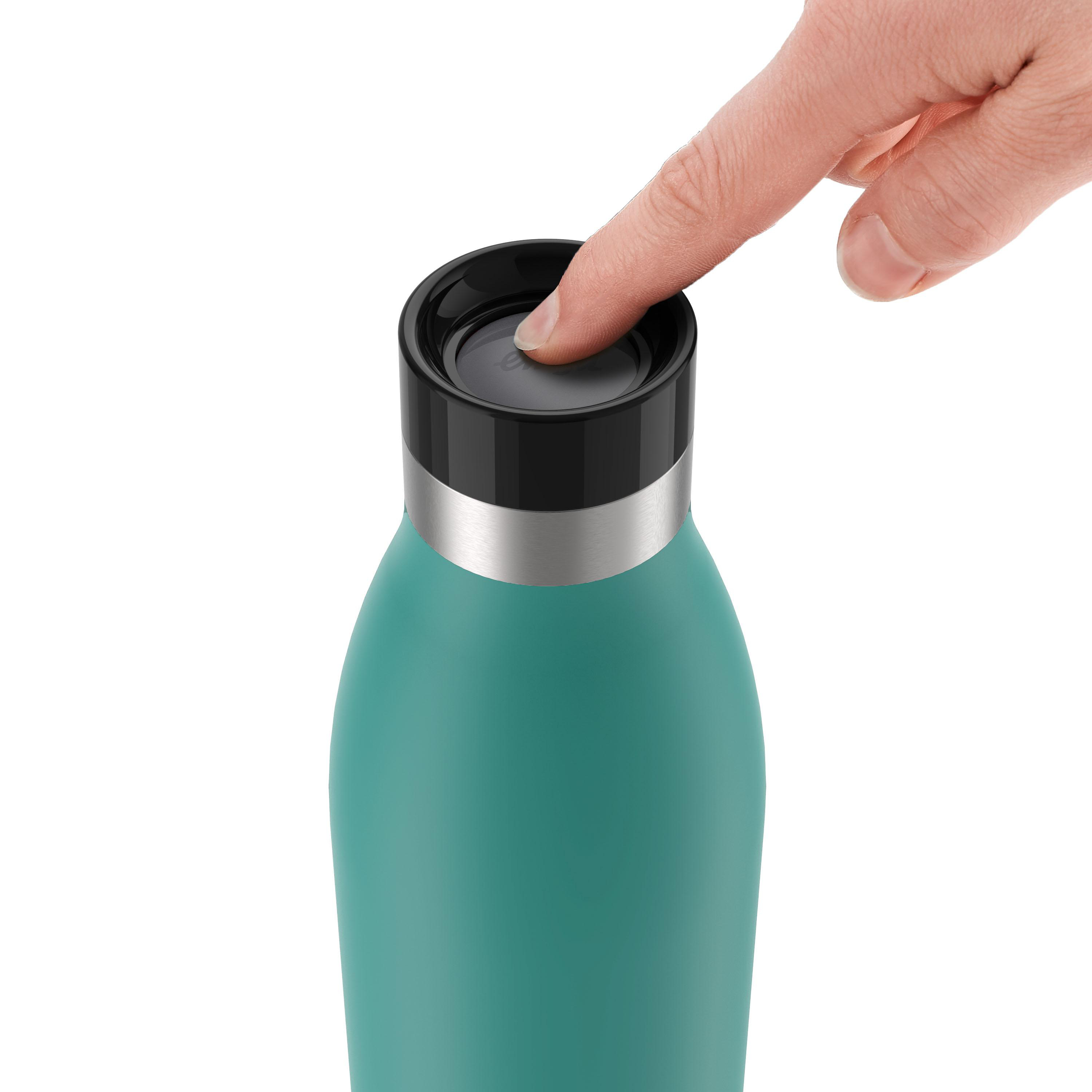 Eine Hand drückt auf die Oberseite einer türkisfarbenen Wasserflasche. Die Flasche hat einen schwarzen Deckel und ein silbernes Band.