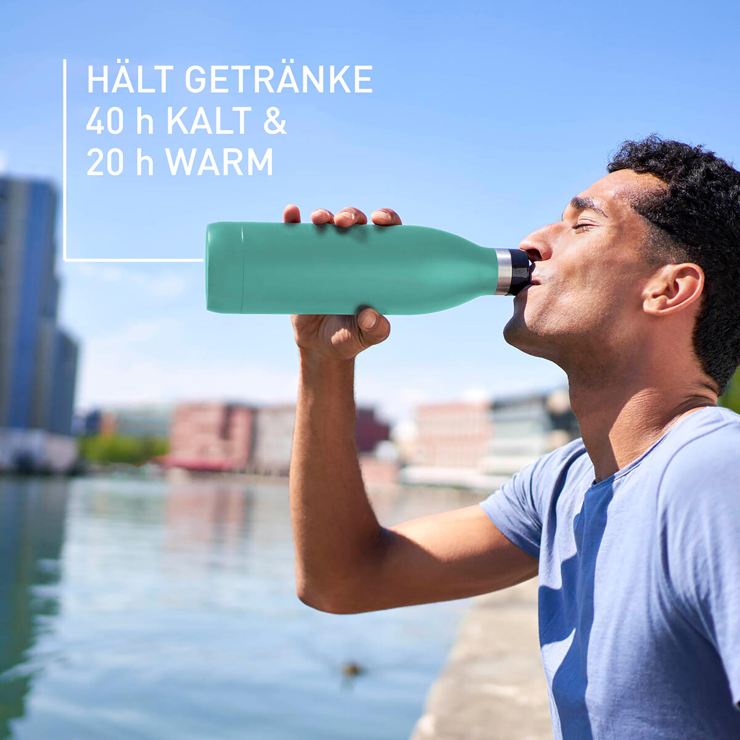 Ein Mann trinkt aus einer türkisfarbenen Flasche. Der Text besagt, dass Getränke 40 Stunden kalt und 20 Stunden warm gehalten werden. Hintergrund ist Wasser und Gebäude.