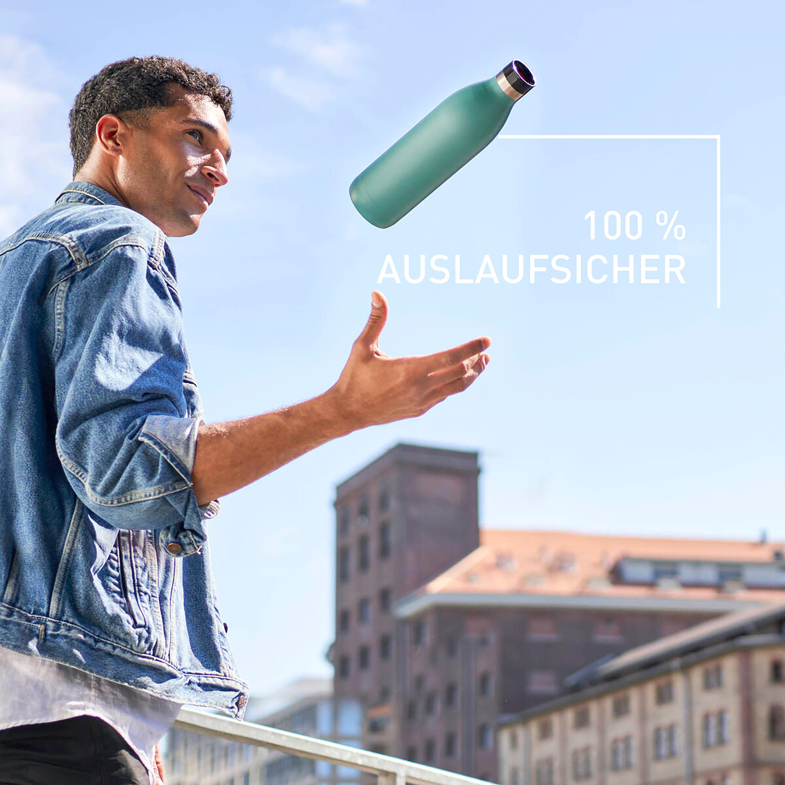 Ein Mann wirft eine türkisfarbene Wasserflasche in den blauen Himmel.