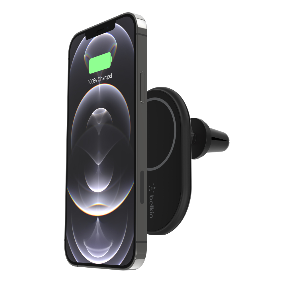 Un téléphone noir est fixé à une ventilation de voiture avec un support magnétique noir.