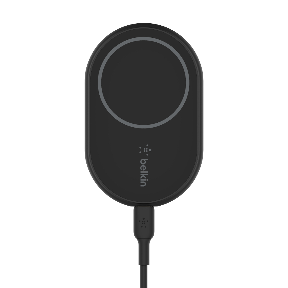 Chargeur sans fil Belkin noir avec socle de charge, anneau blanc et câble.