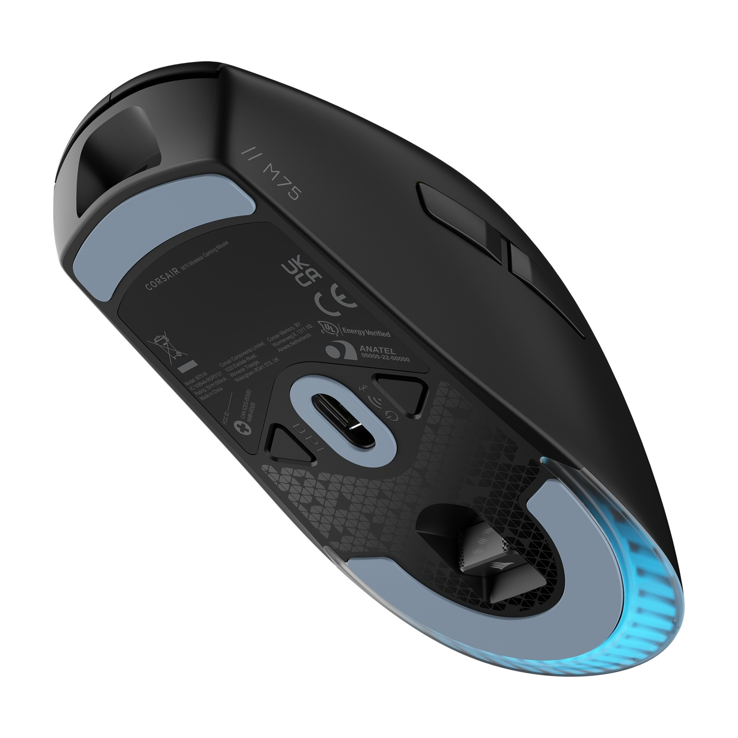Un mouse da gioco nero, vista inferiore, che mostra cuscinetti grigi e accenti blu, angolato verso l'alto.