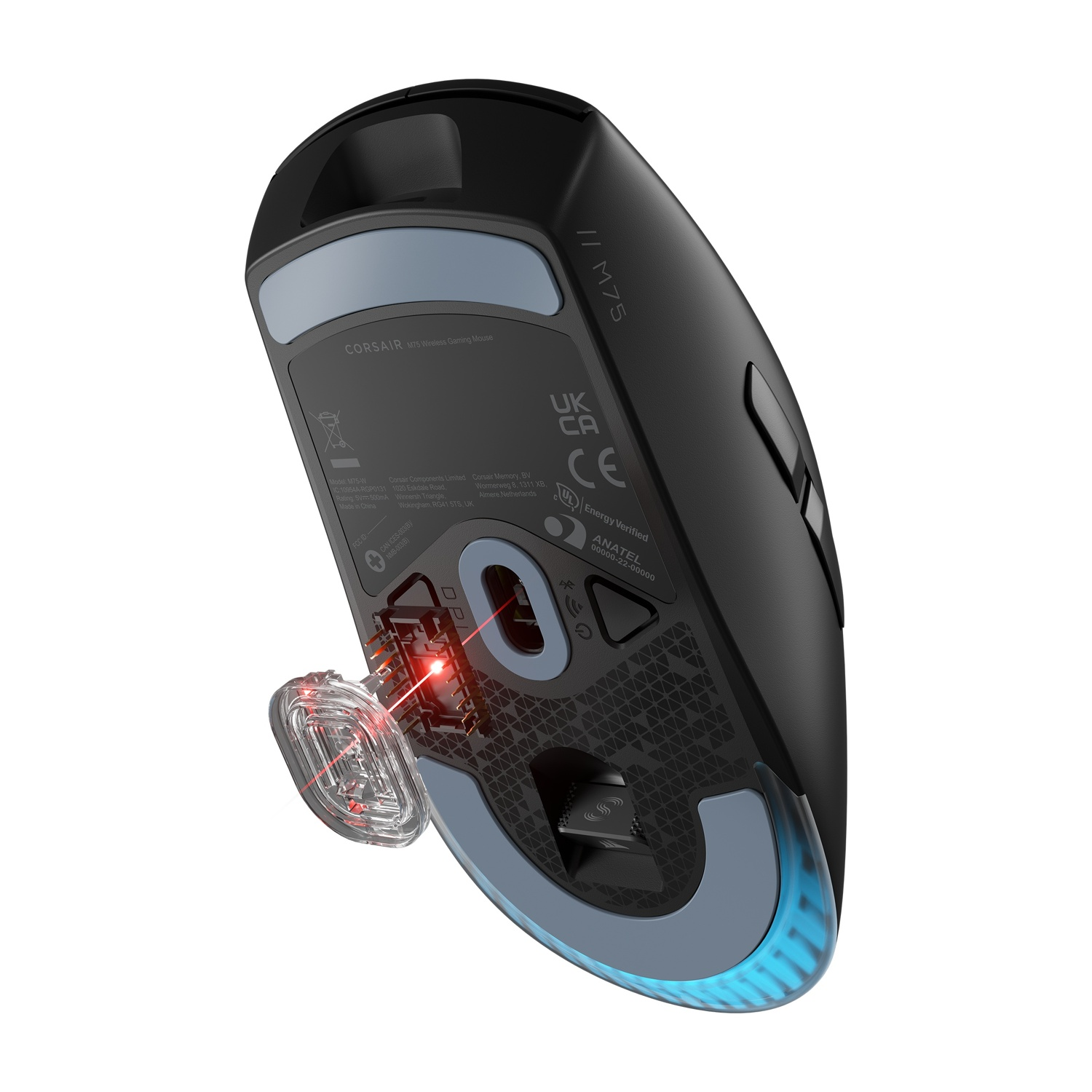 Sotto di un mouse da gioco con il sensore illuminato, che mostra i componenti interni, su nero.