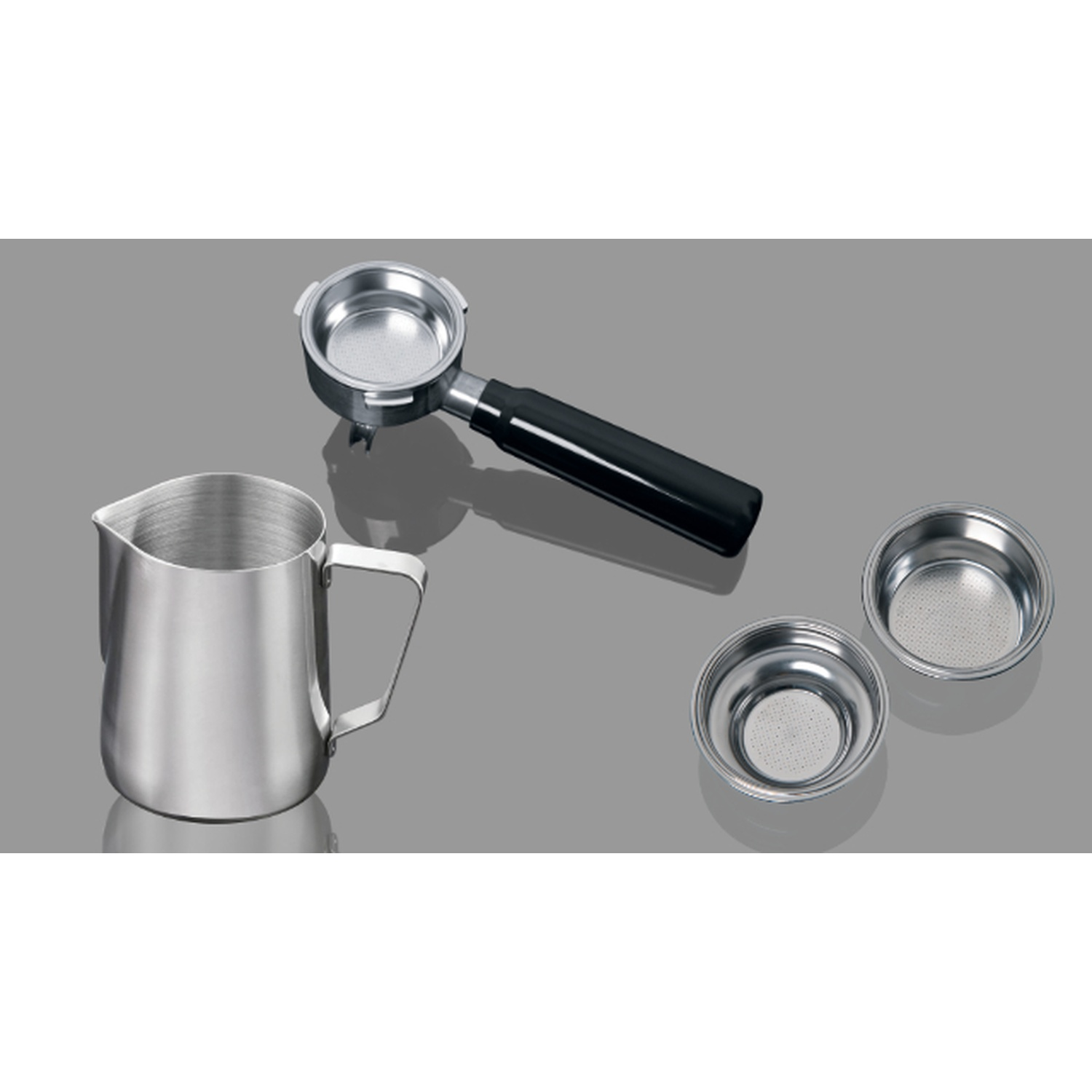 Parti di macchina da caffè in acciaio inossidabile: caraffa, portafiltro e due cestelli filtranti. Sfondo grigio.