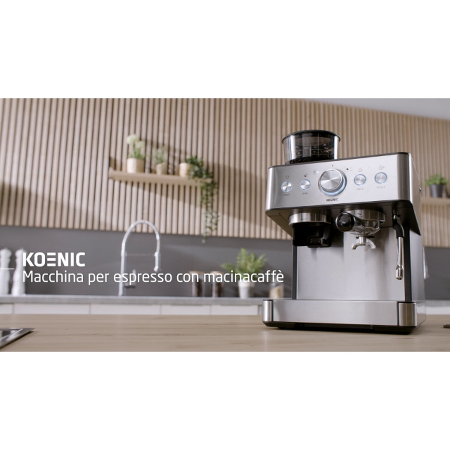 Macchina espresso Koenic argento con macinacaffè, su legno. Sfondo con cucina.