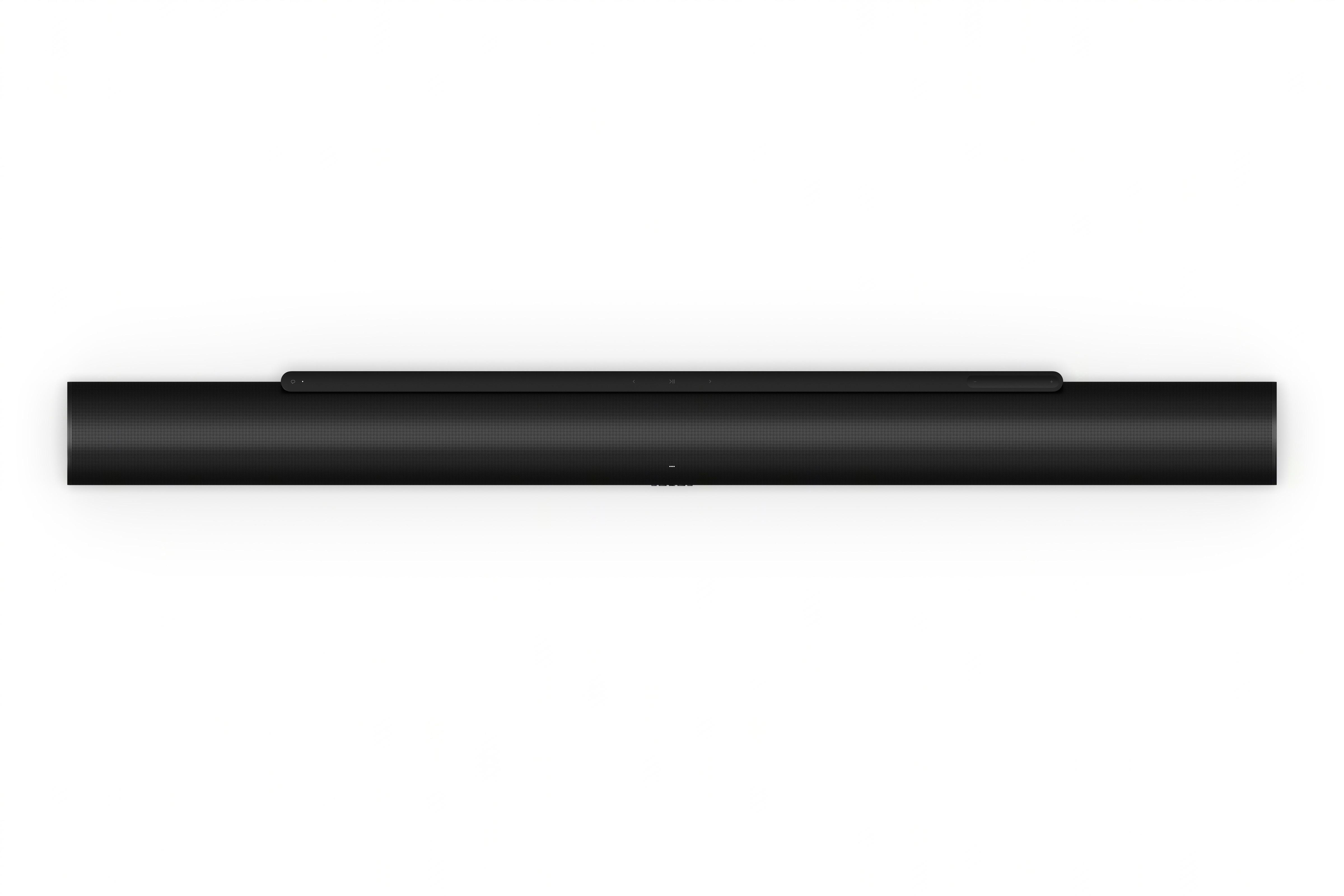 Lange, schwarze Soundbar auf weißem Hintergrund. Ein kleines schwarzes Objekt befindet sich oben.
