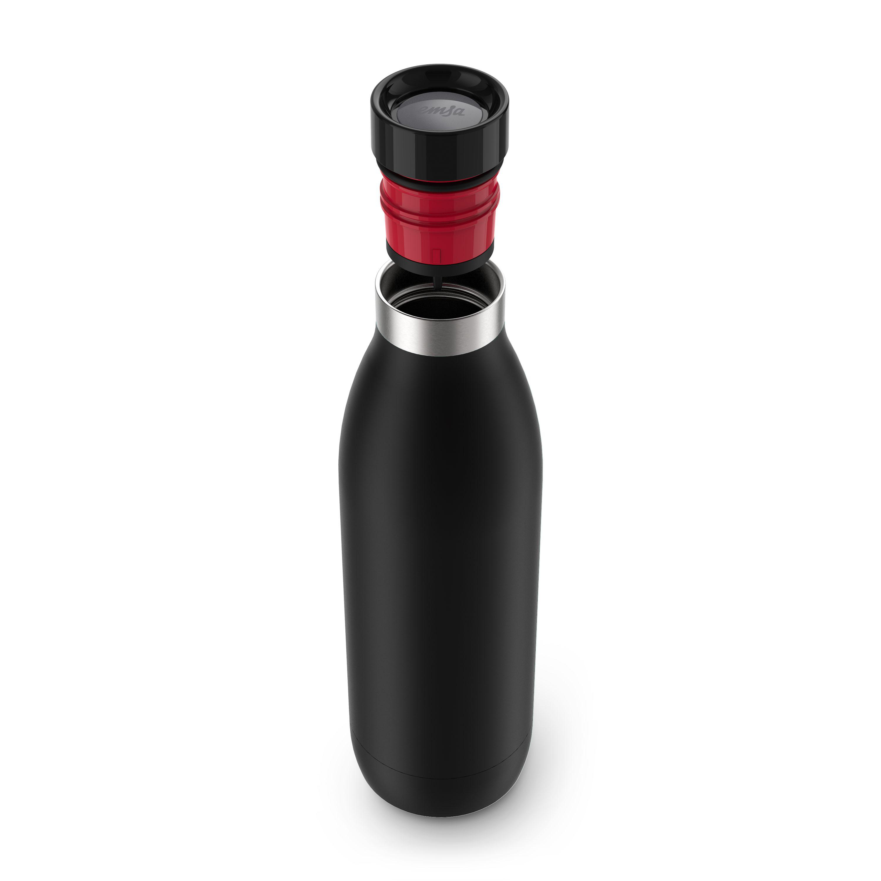 Eine schwarze Wasserflasche mit einem roten Ring am oberen Rand.