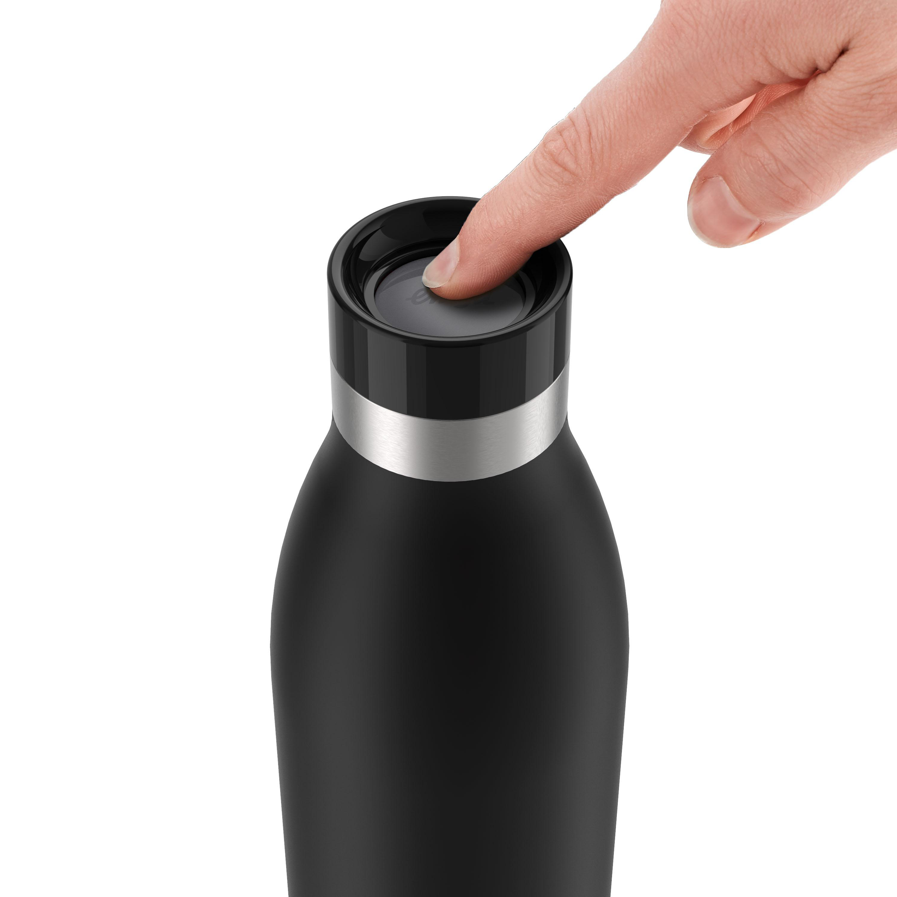Eine Hand drückt auf den Deckel einer schwarzen isolierten Wasserflasche.