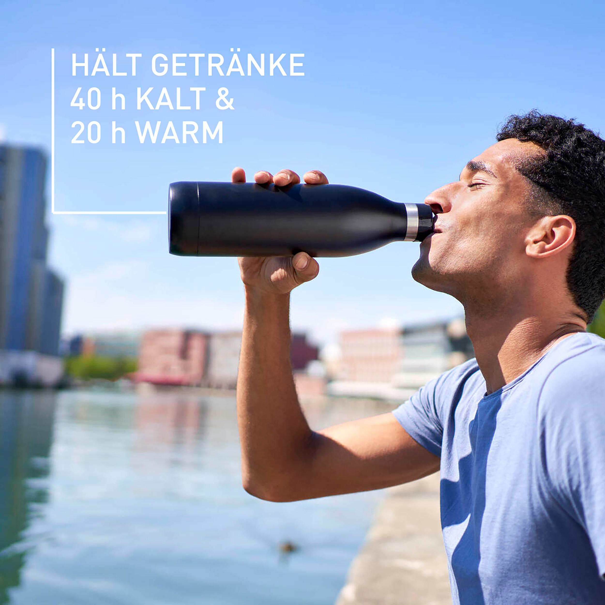 Mann trinkt aus einer schwarzen Wasserflasche. Text sagt: Hält Getränke 40h kalt & 20h warm.