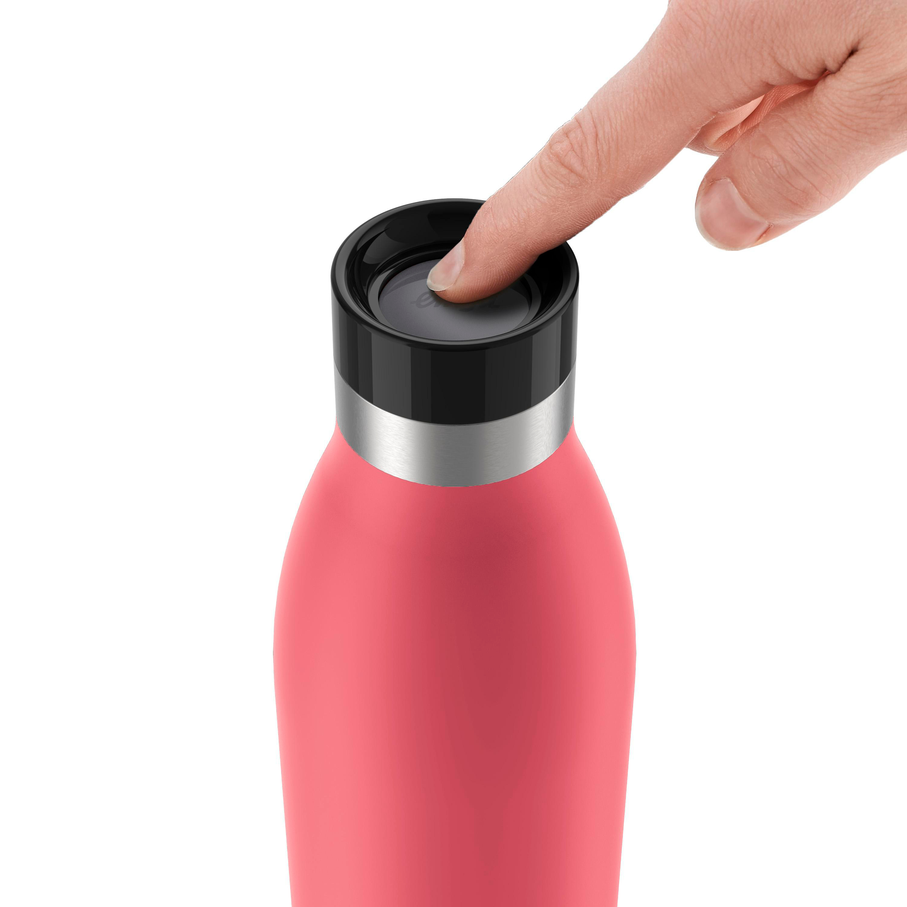 Eine rosa Wasserflasche mit einem Finger, der auf den schwarzen Deckel drückt.