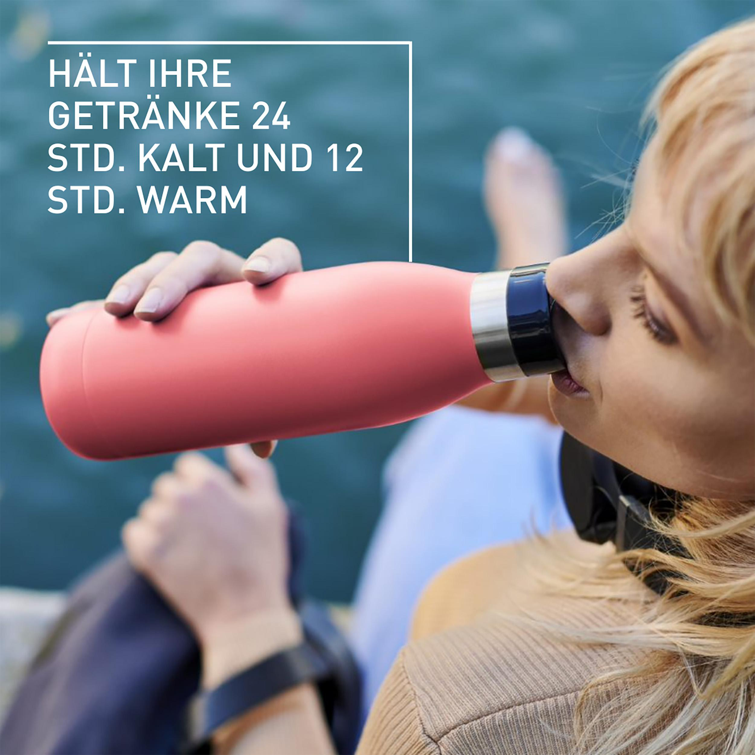 Frau trinkt aus rosa Wasserflasche mit deutschem Text über Kälte/Wärme-Dauer.