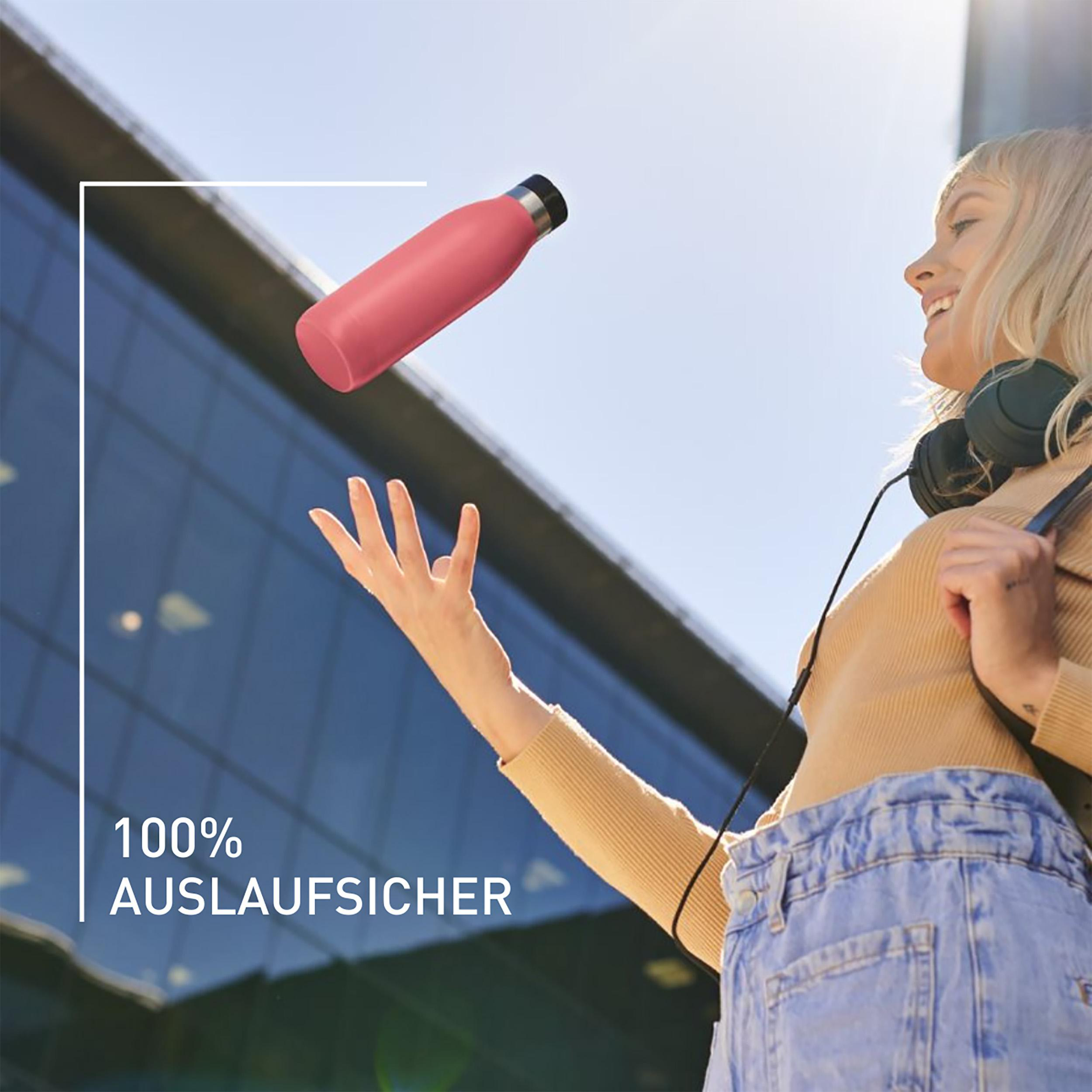 Frau wirft eine rosa Wasserflasche in die Luft. Sonne, Himmel, Gebäude im Hintergrund. Text: Auslaufsicher.