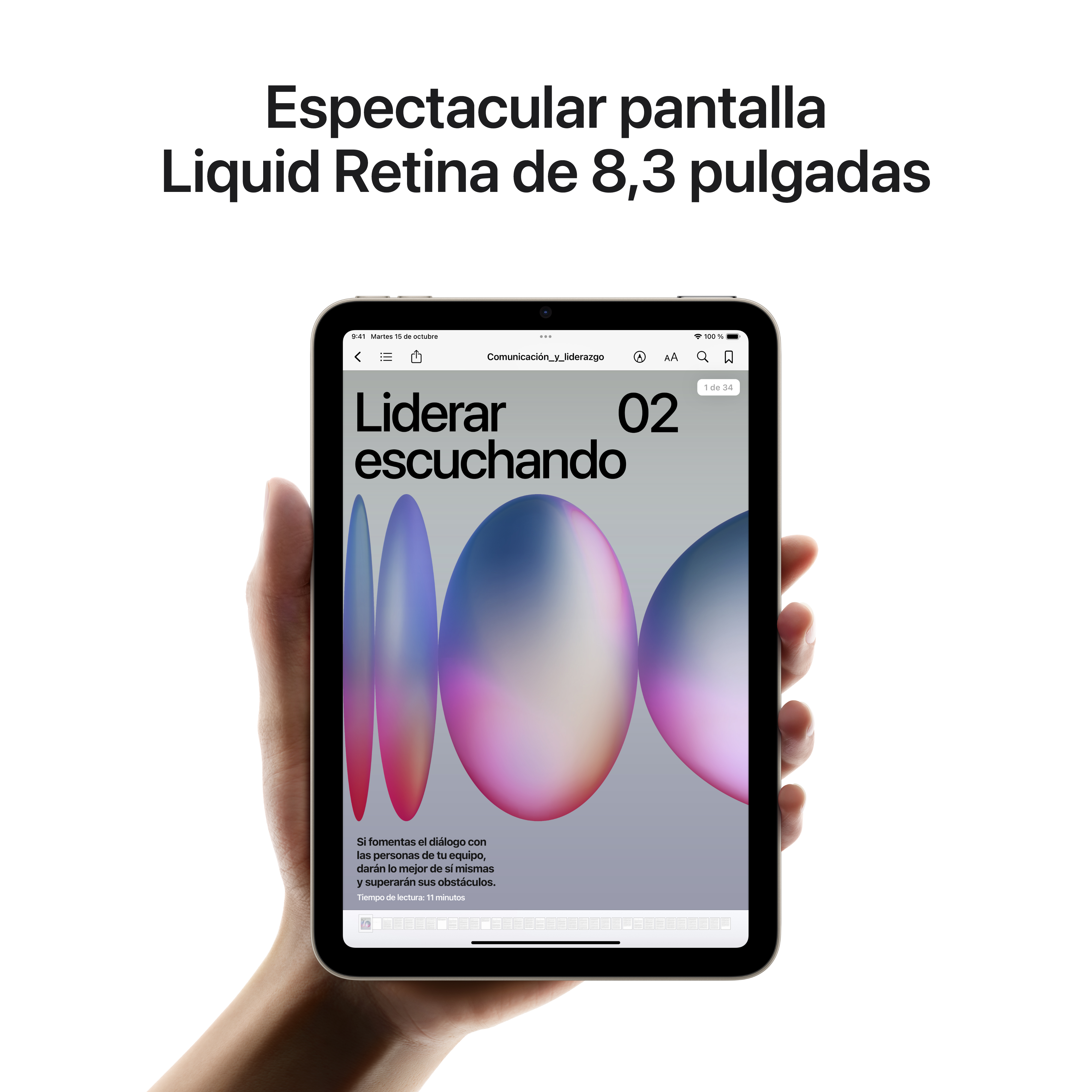 Una persona sosteniendo un iPad que muestra un artículo de revista con texto sobre un fondo blanco.