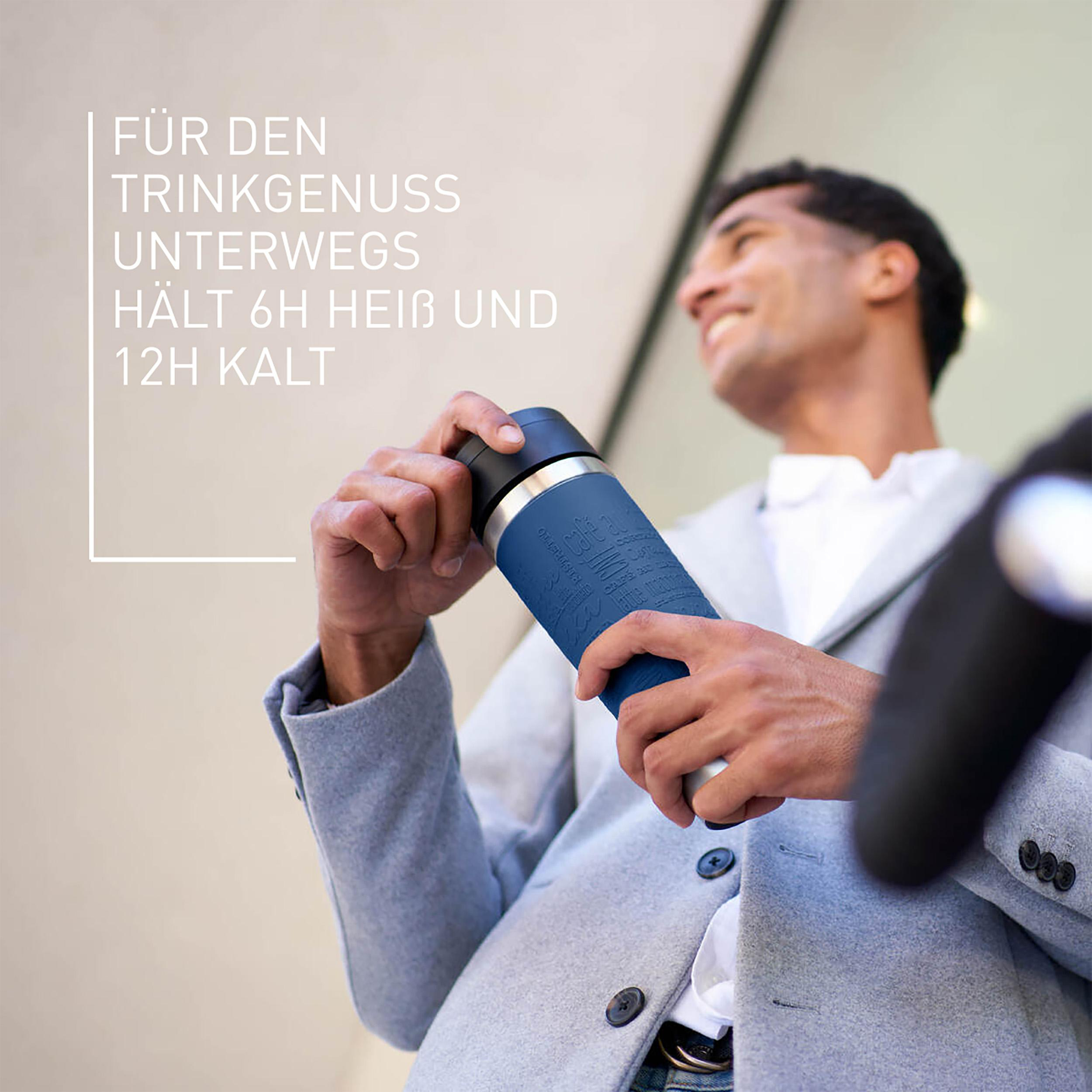 Mann hält eine blaue Flasche. Text sagt: hält Getränke 6h heiß, 12h kalt.