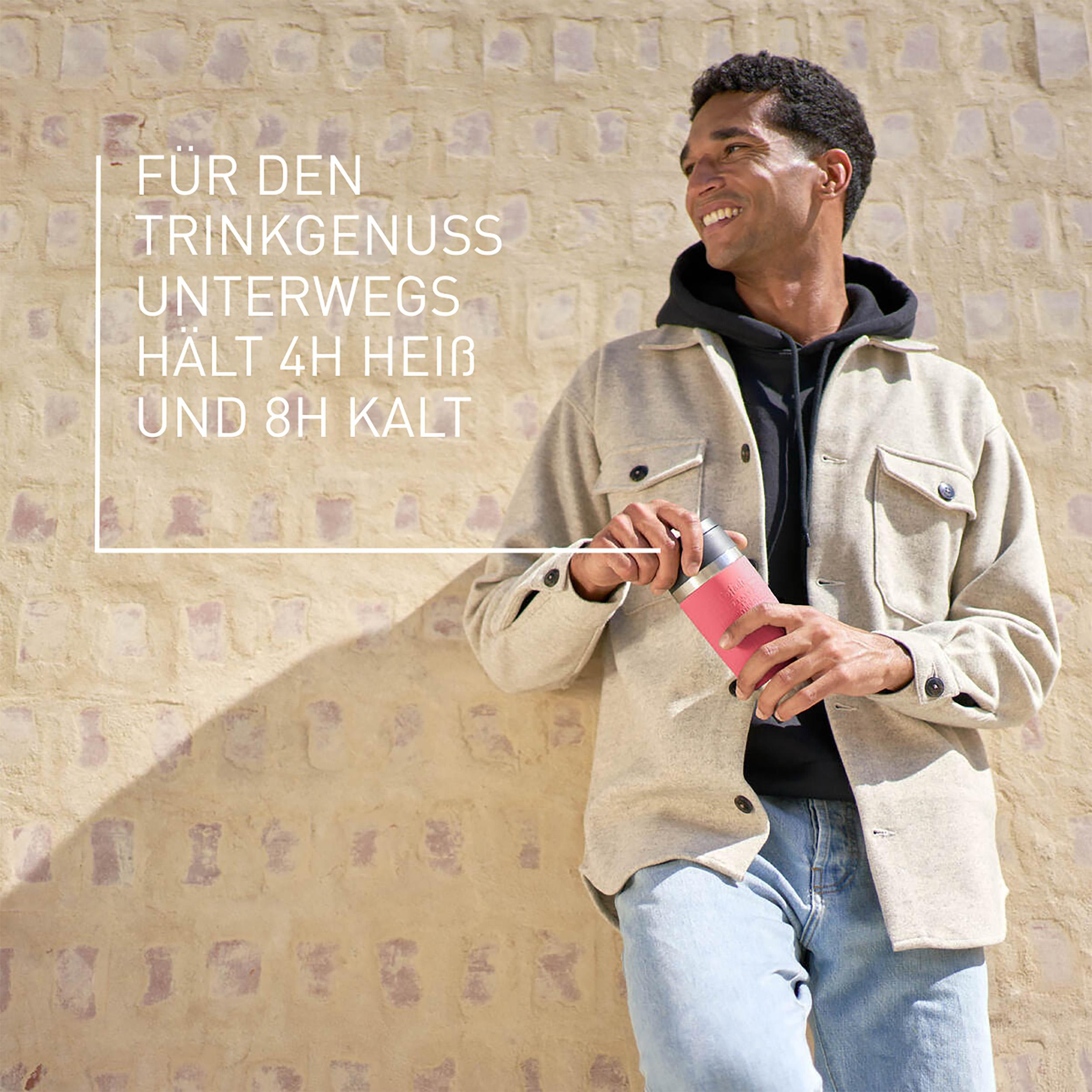 Ein Mann hält eine rosa Flasche. Text besagt, dass Getränke 4 Stunden heiß und 8 Stunden kalt bleiben.