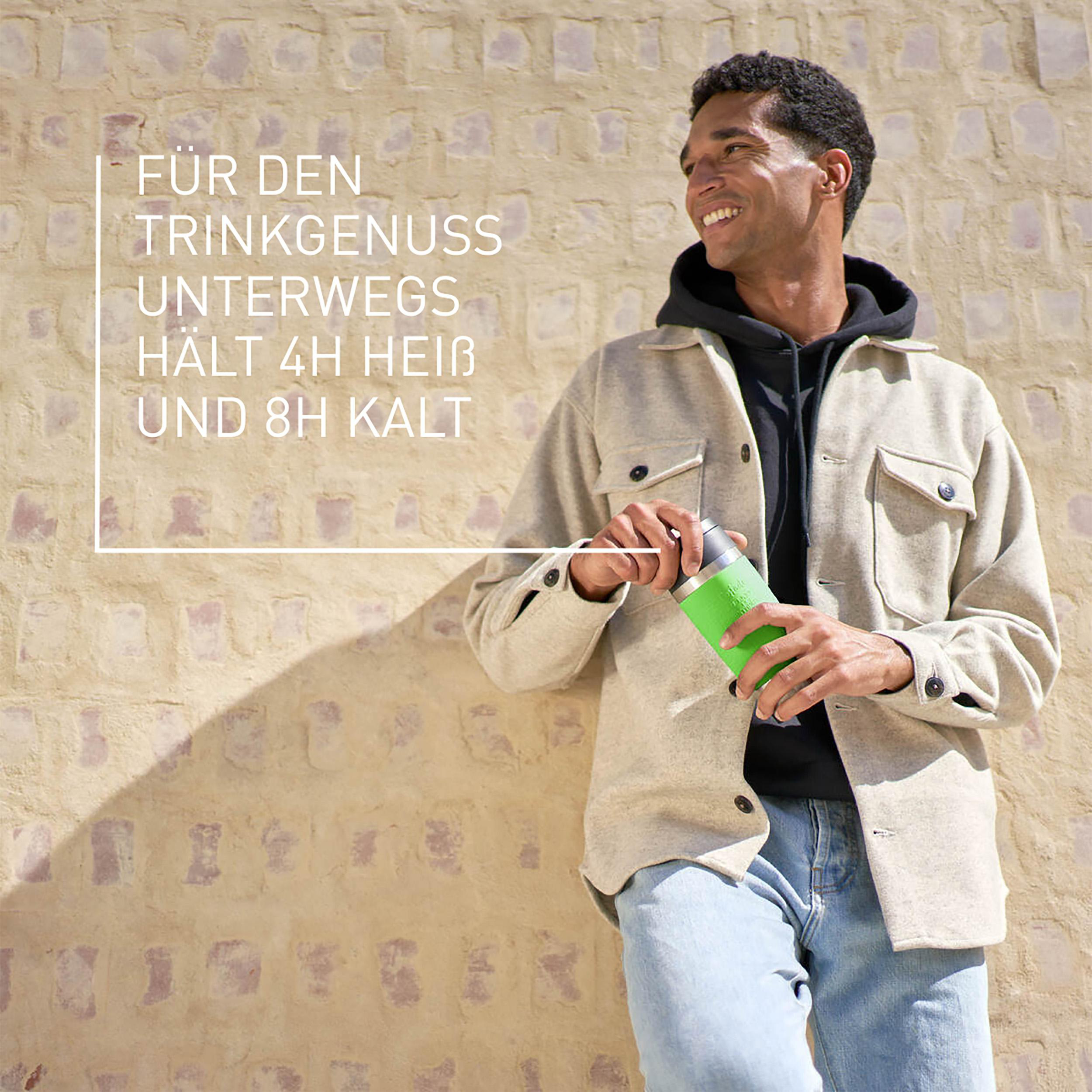 Ein Mann hält eine grüne Wasserflasche, lächelnd. Text: 'FÜR UNTERWEGS... 4H HEISS, 8H KALT'.