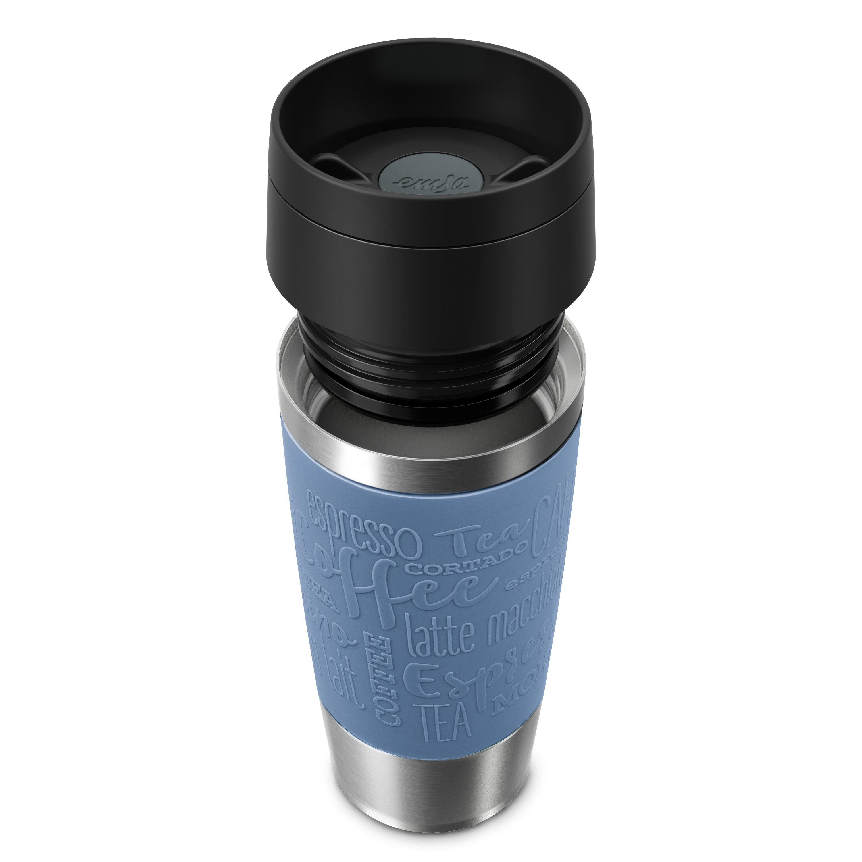 Blauer Reisebecher mit Kaffee-bezogenem Text.