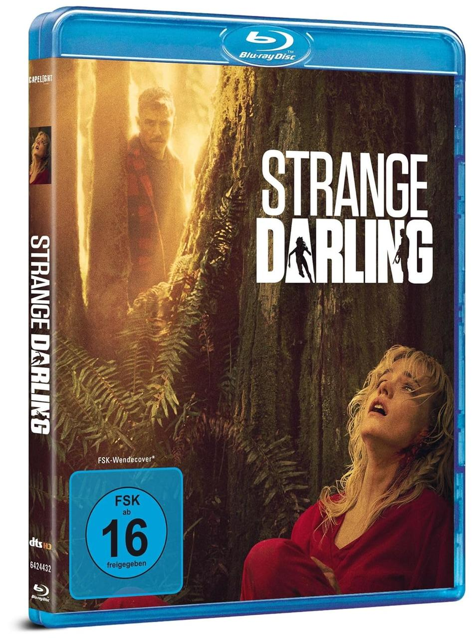 Blu-ray-Filmcover. Eine Frau, die in einem Wald nach oben schaut. Der Titel lautet Strange Darling.