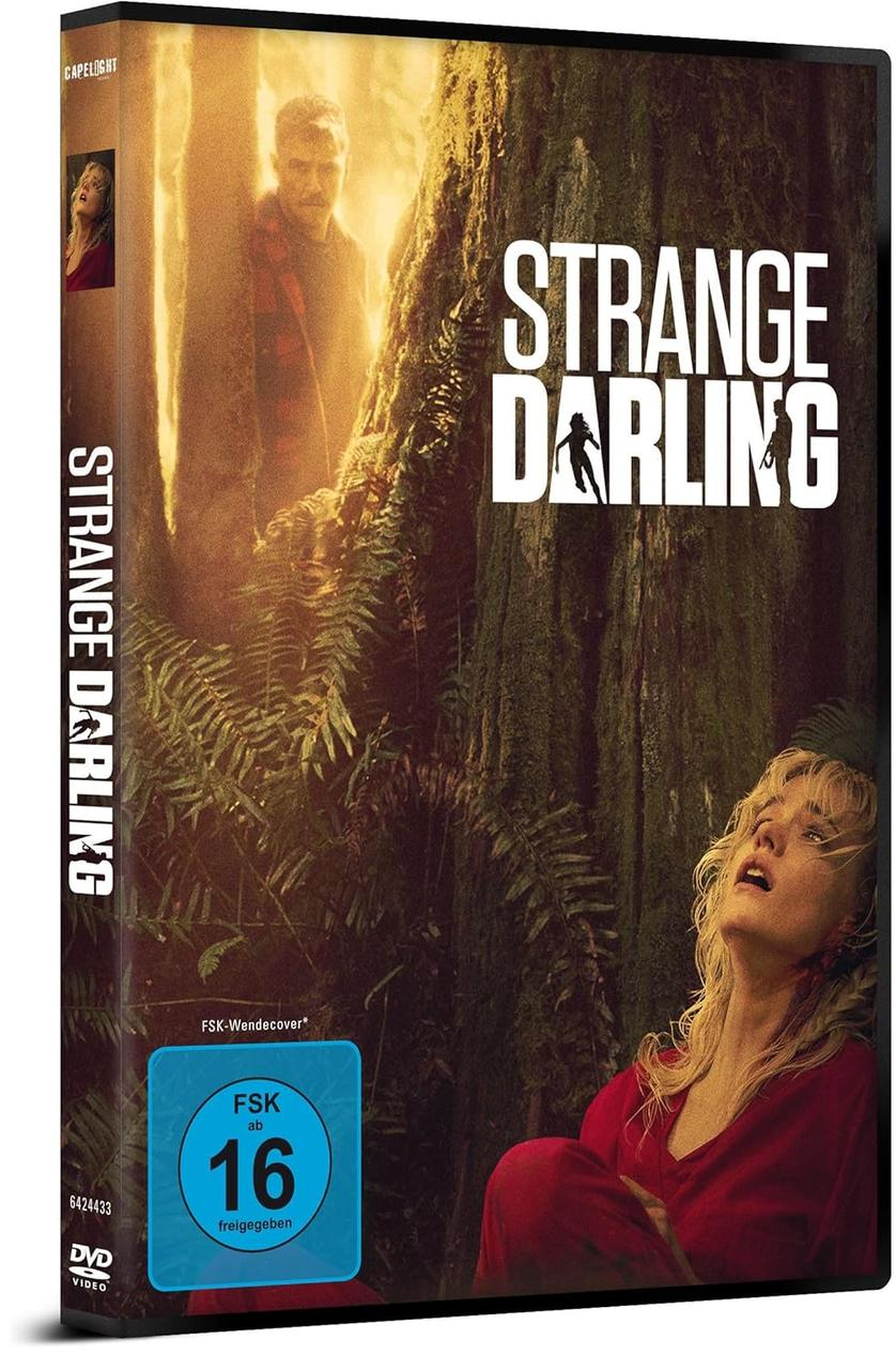 DVD-Hülle des Films 'Strange Darling'. Eine Frau liegt am Boden, ein Mann steht, Bäume im Hintergrund.