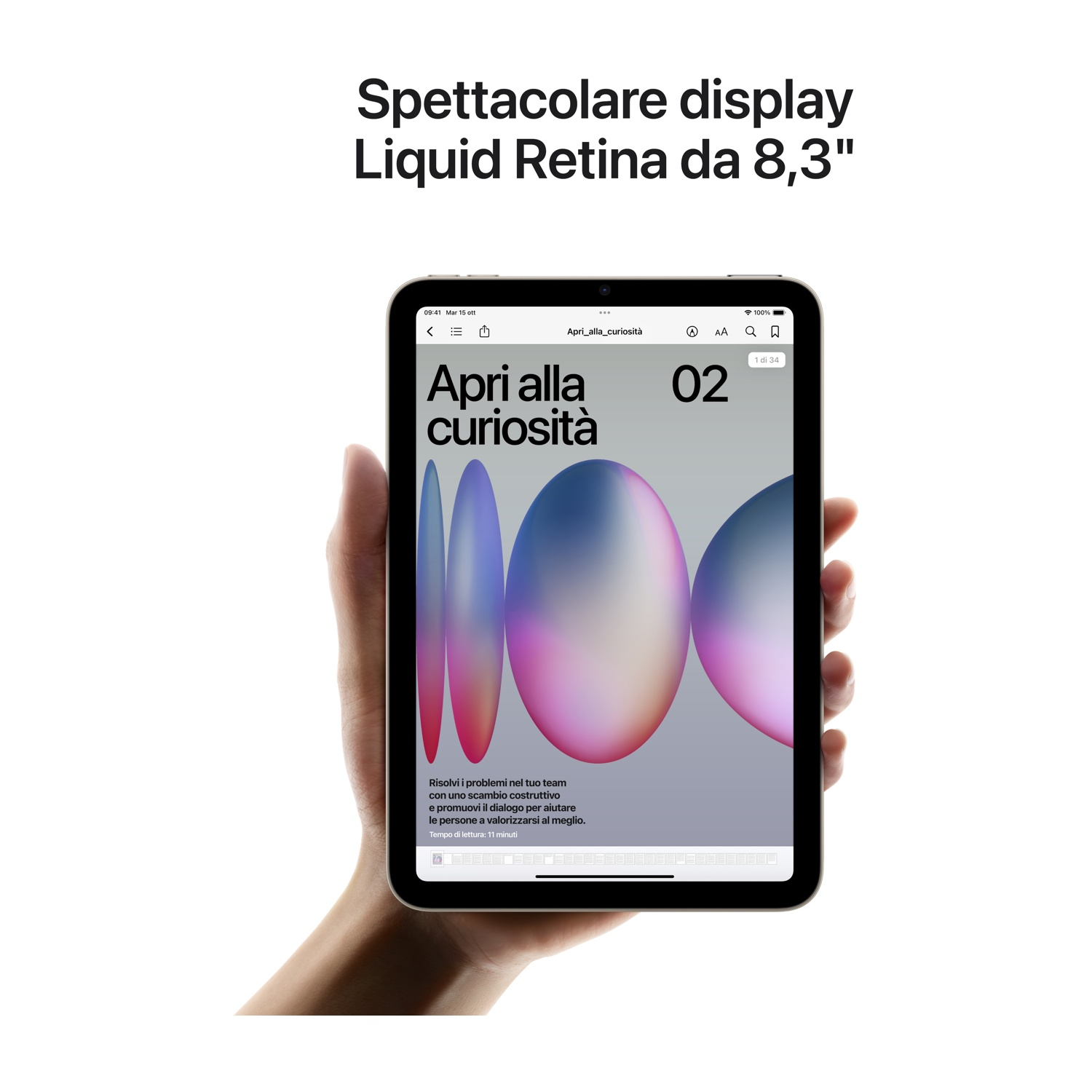Una mano che tiene un iPad con testo e immagine astratta sul display. Testo italiano.