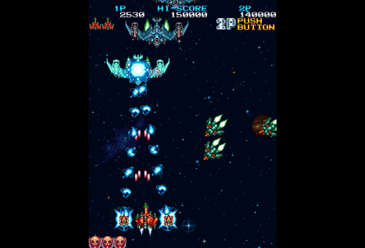 Ein Retro-Videospiel-Bildschirm zeigt eine Weltraumschlacht mit Raumschiffen und feindlichen Aliens.