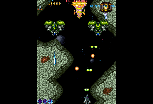 Screenshot eines Retro-Weltraum-Shooter-Spiels. Raumschiffe, Feinde und Explosionen füllen den Bildschirm.