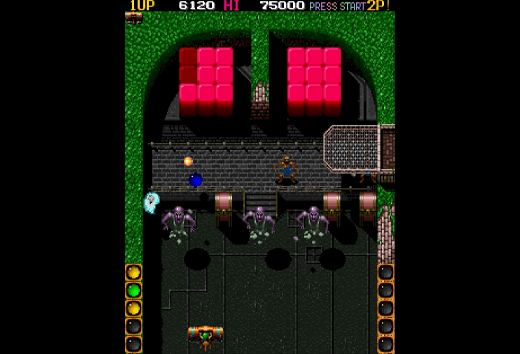 Eine Draufsicht auf einen Retro-Videospielbildschirm. Spieler kämpfen in einer grünen Umgebung gegen Monster.