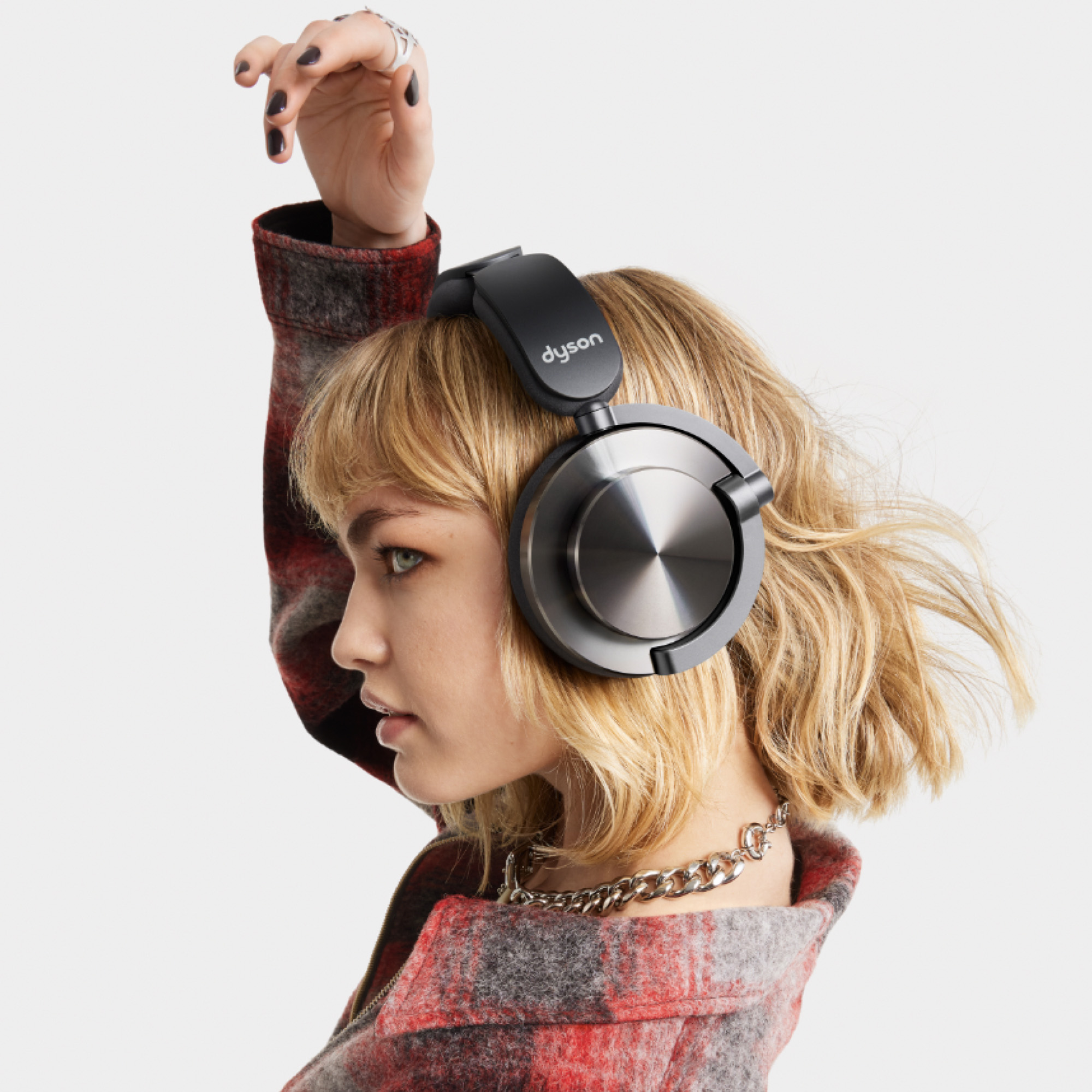 Blondynka w słuchawkach.