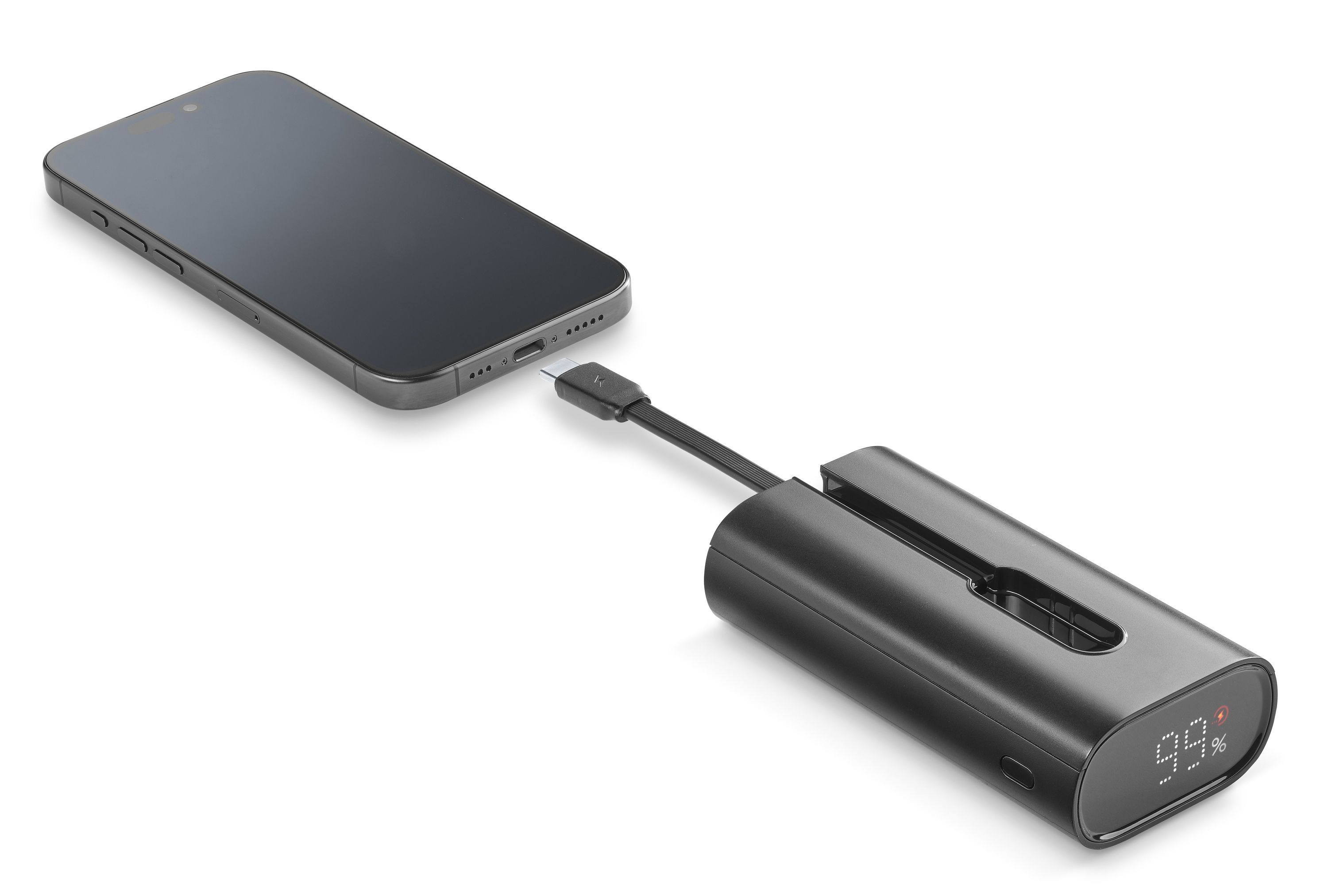 Bir USB-C kablosuyla bir telefona bağlı siyah bir taşınabilir şarj cihazı, şarj yüzdesini gösteriyor.