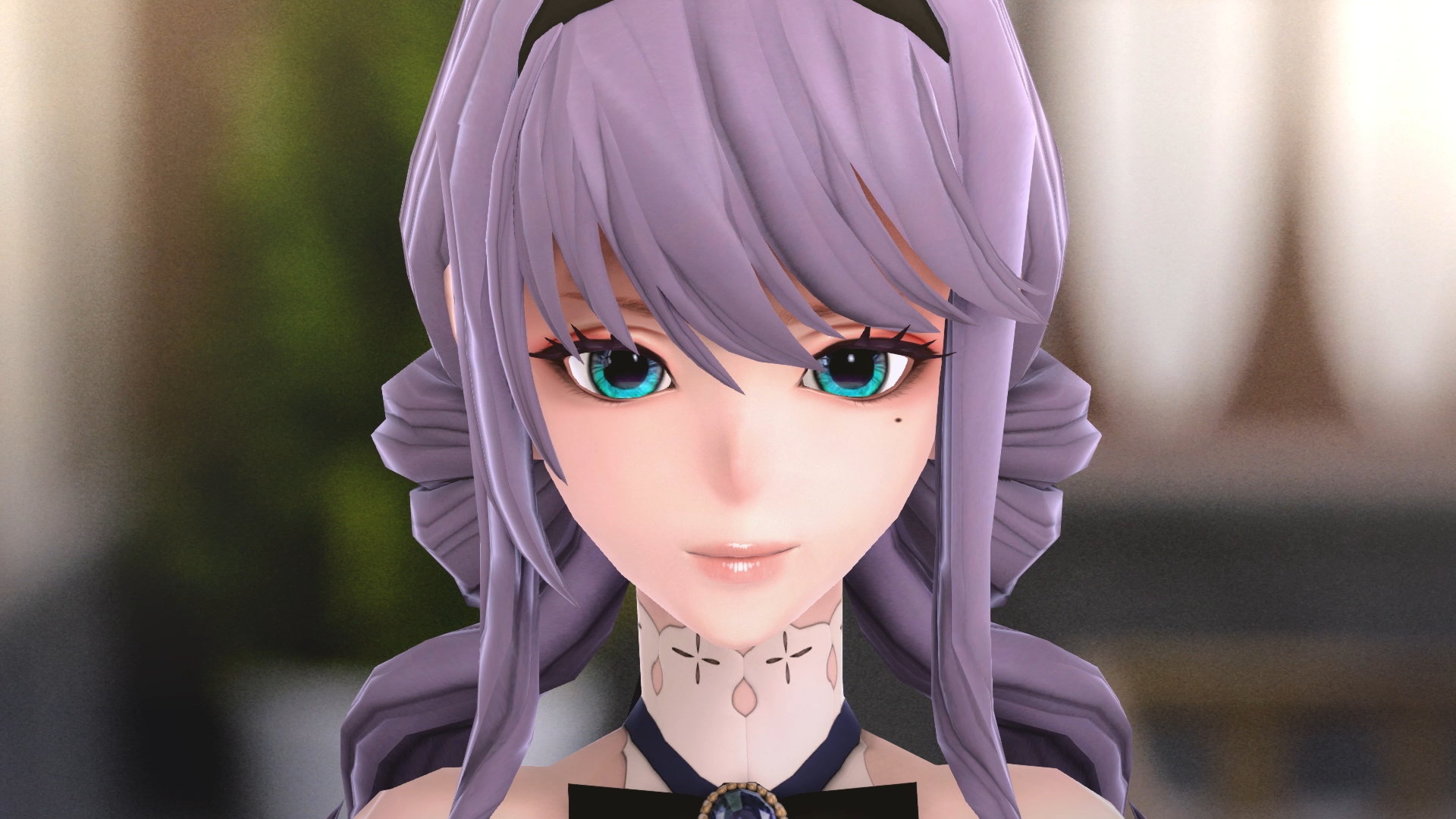 Nahaufnahme einer digital gerenderten Anime-Figur mit blauen Augen und lila Haaren.