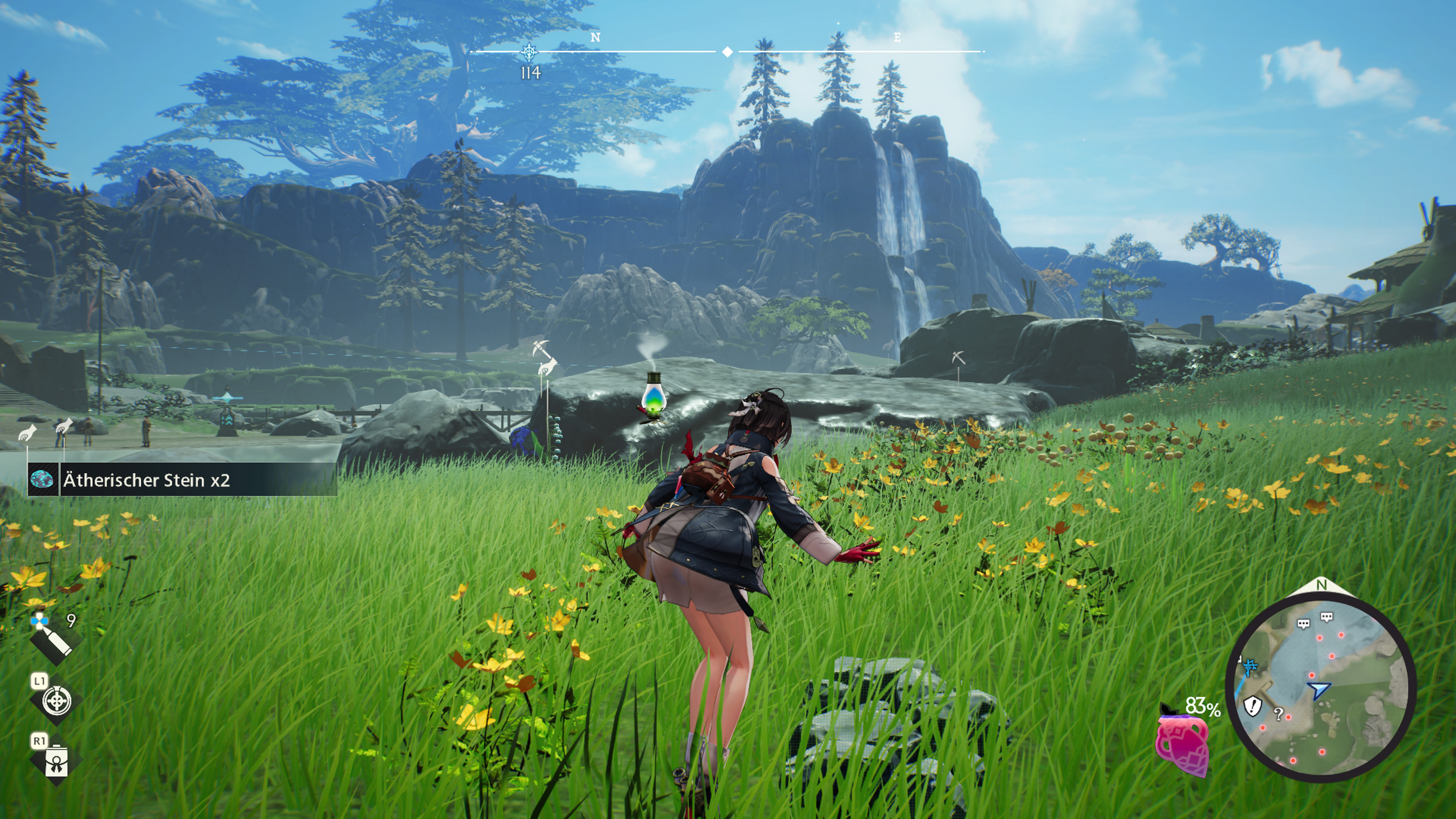 Eine Frau in einer Spielwelt steht in einem Feld mit gelben Blumen, mit Bergen und Wasserfällen im Hintergrund.