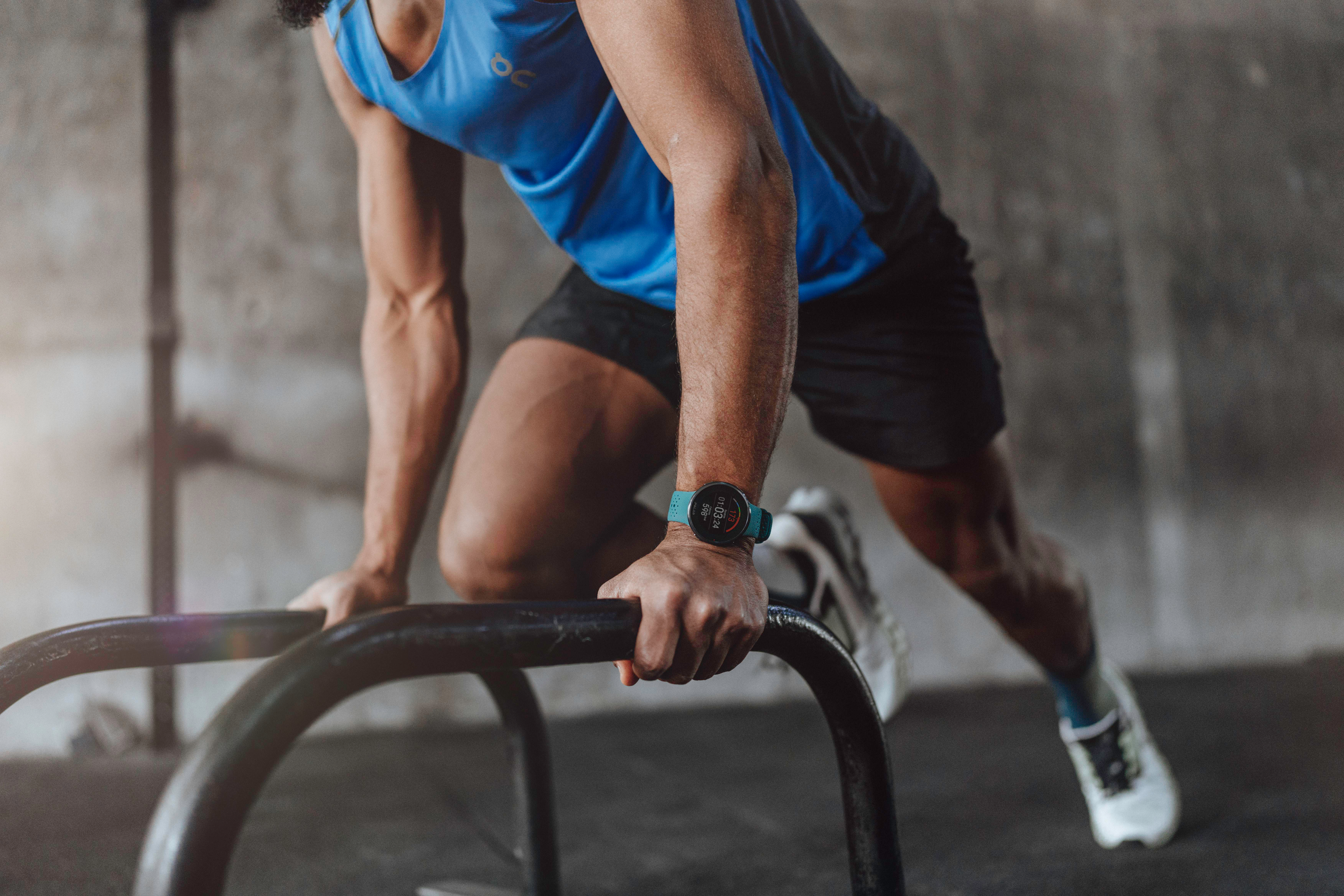Mann, der Liegestütze macht, trägt eine Smartwatch und ein blaues Oberteil.