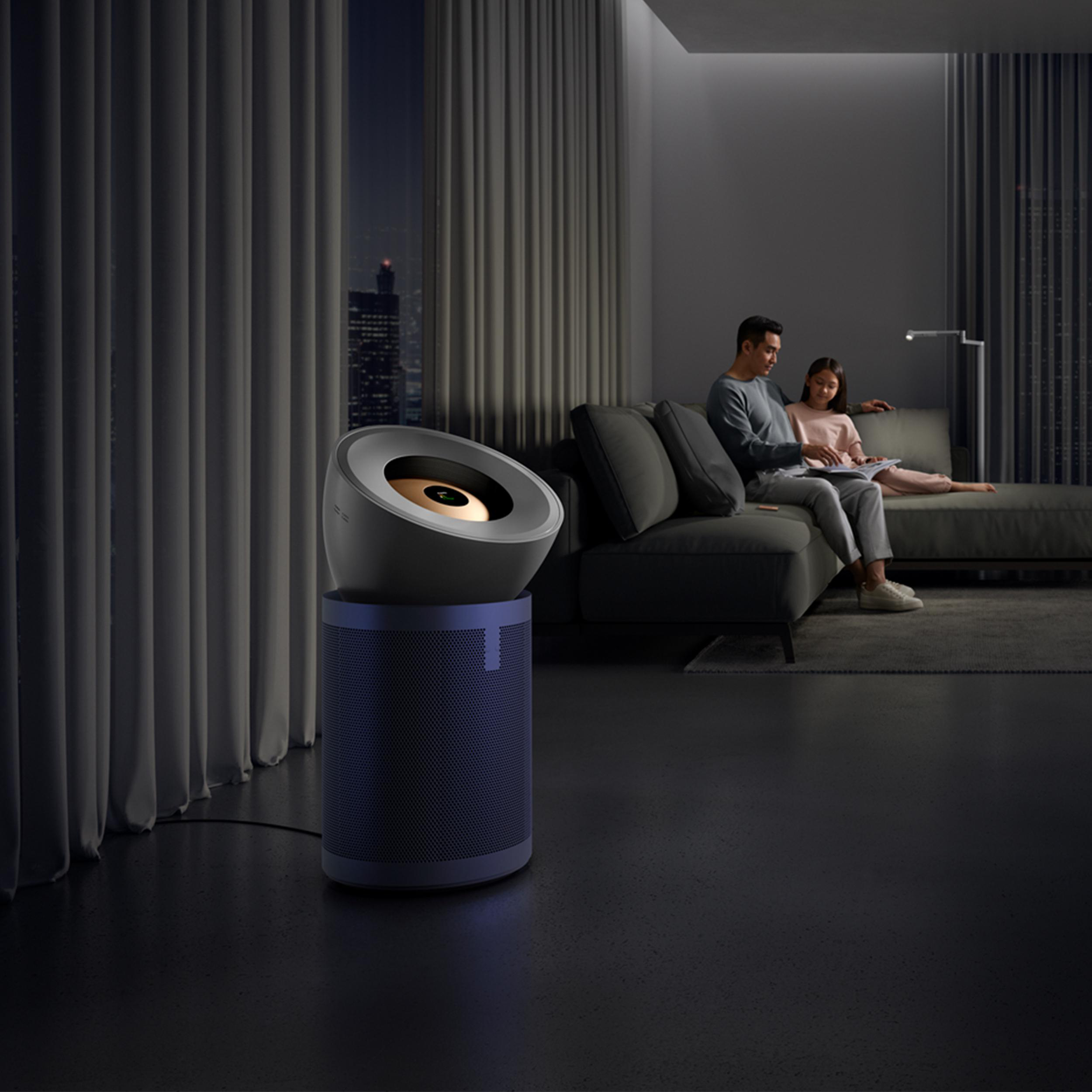 Ein Wohnzimmer mit Luftreiniger, Sofa und einem Paar, das nachts liest.