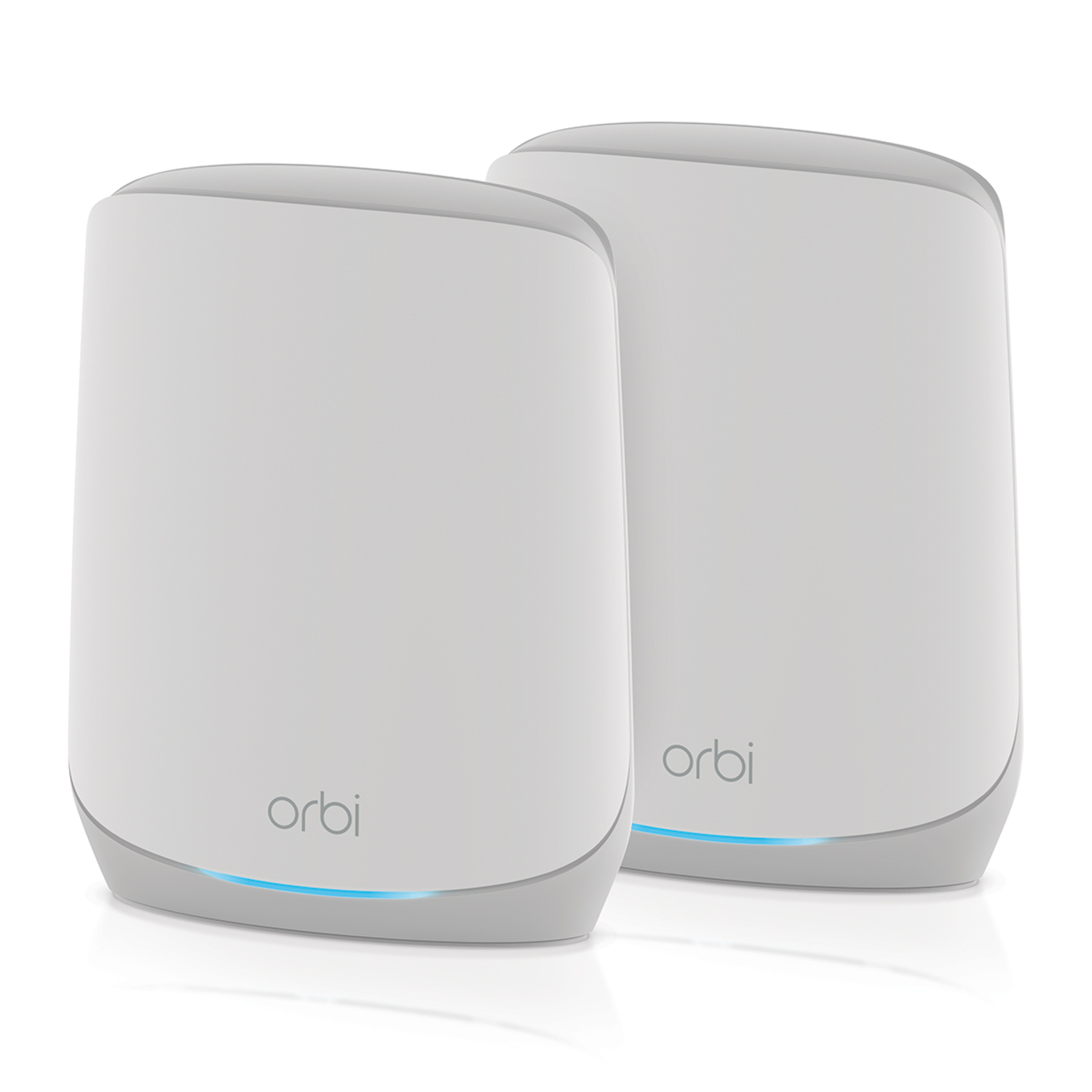 Twee witte Orbi mesh wifi-apparaten. Het Orbi-logo is zichtbaar op de voorkant.