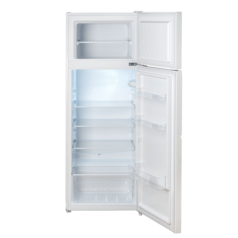 Un refrigerador blanco con la puerta superior y la puerta principal abiertas, mostrando estantes.