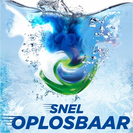 Een wasmiddelpod die oplost in water. Blauwe en groene kleuren.